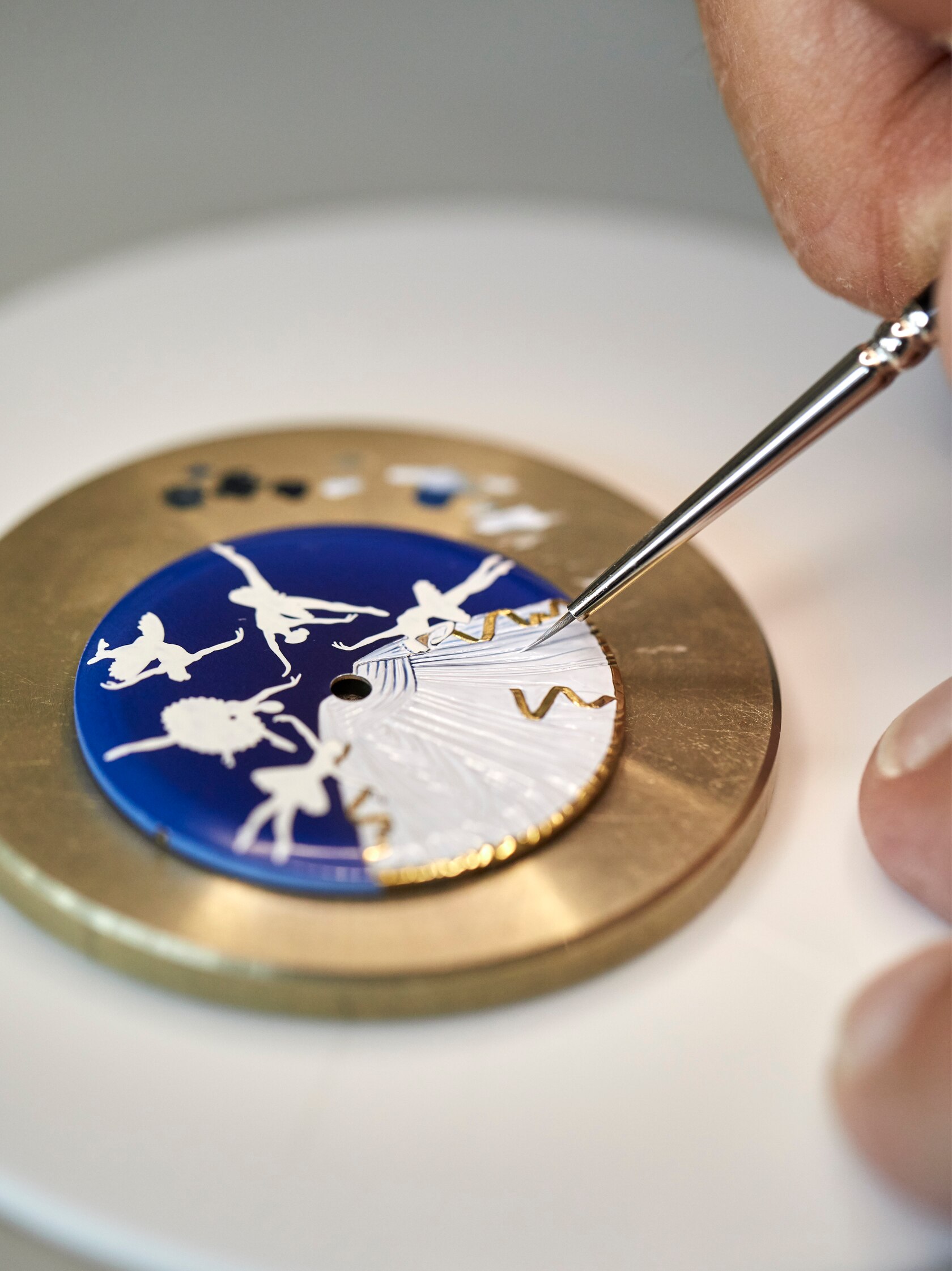 미니어처 브러시 페인팅 속 디아망 디스크의 모습. 반클리프 아펠.