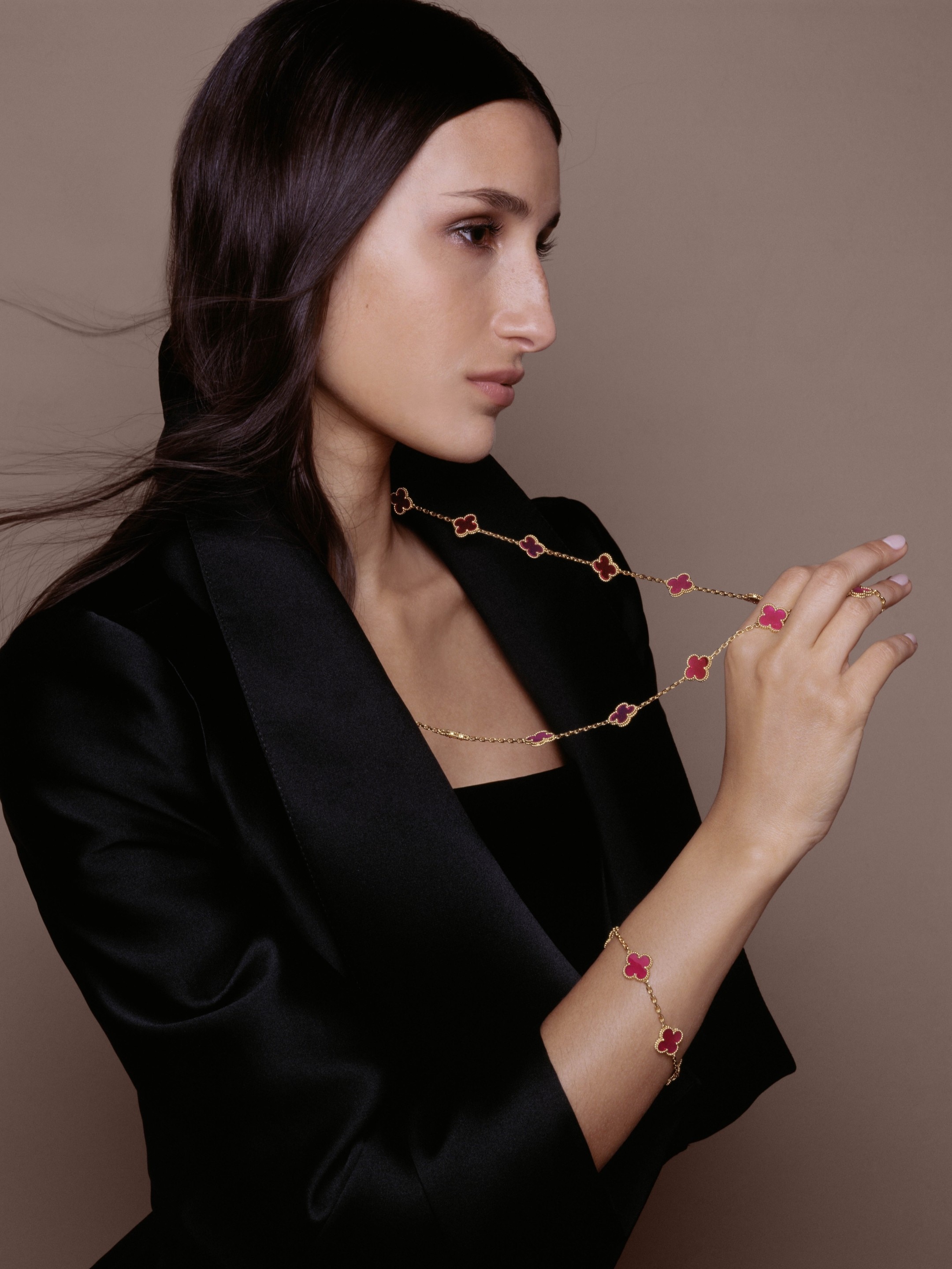 Vintage Alhambra long necklace, 20 motifs, and Vintage Alhambra bracelet, 5 motifs, yellow gold, pink enamel. Alhambra® collection, Van Cleef & Arpels.