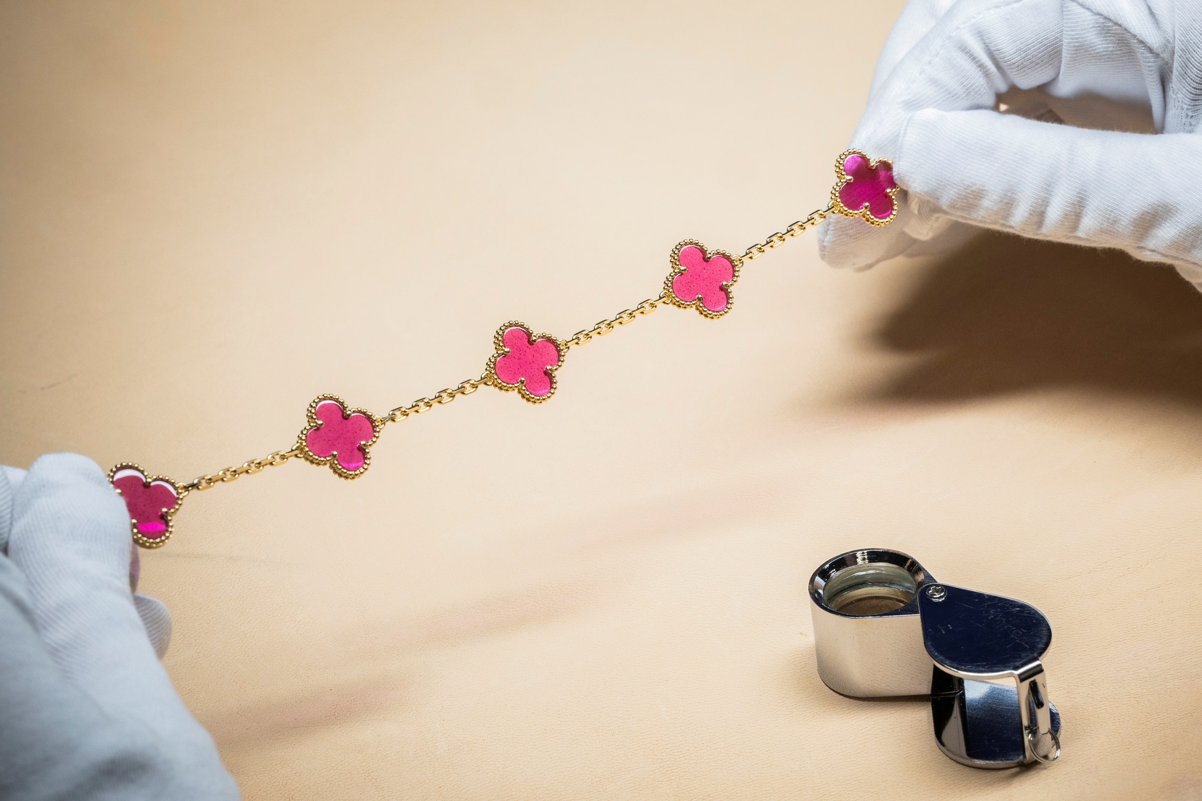 The chain is faceted to accentuate its luster, Van Cleef & Arpels.