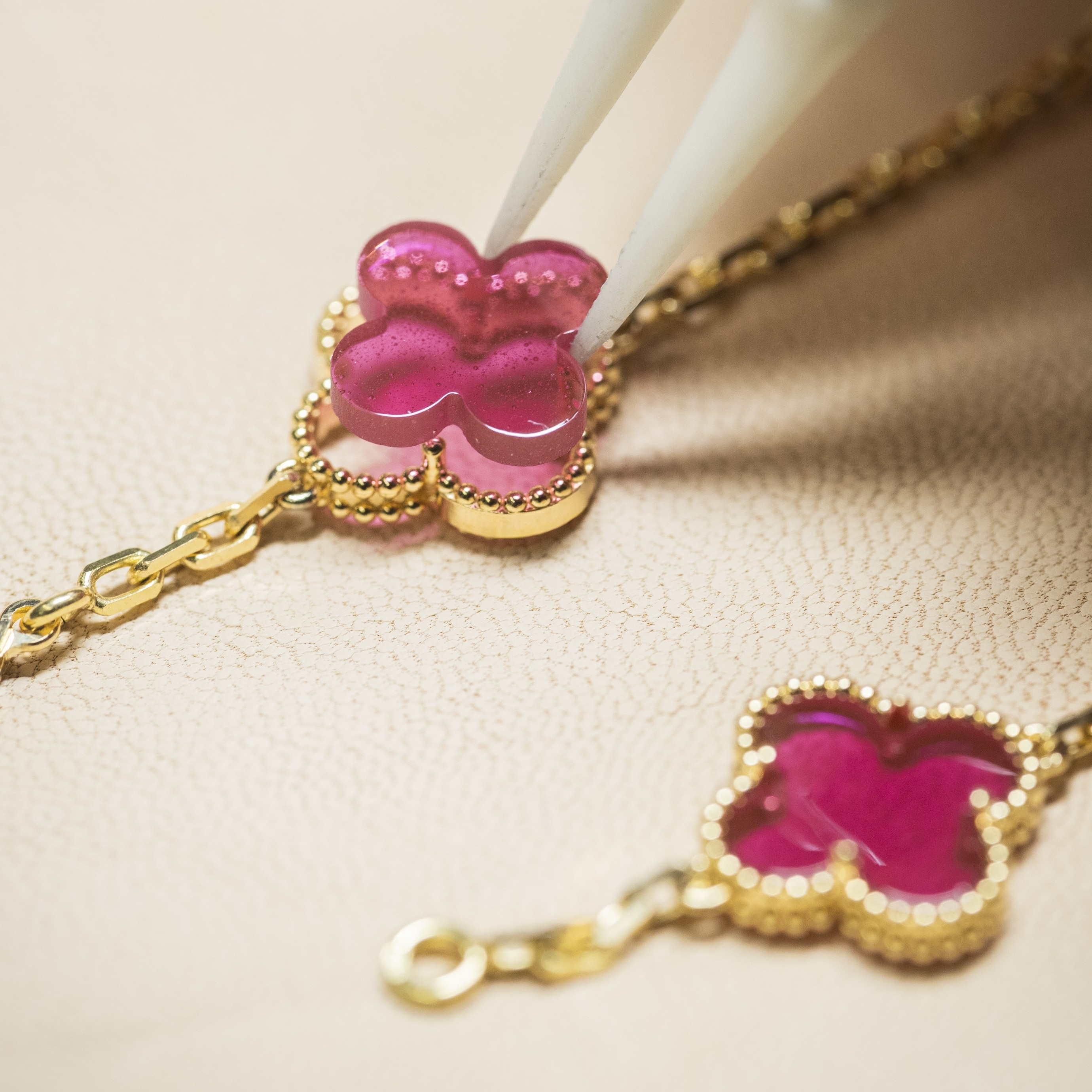 During setting, the motif meets accurately its gold mount, Van Cleef & Arpels.
