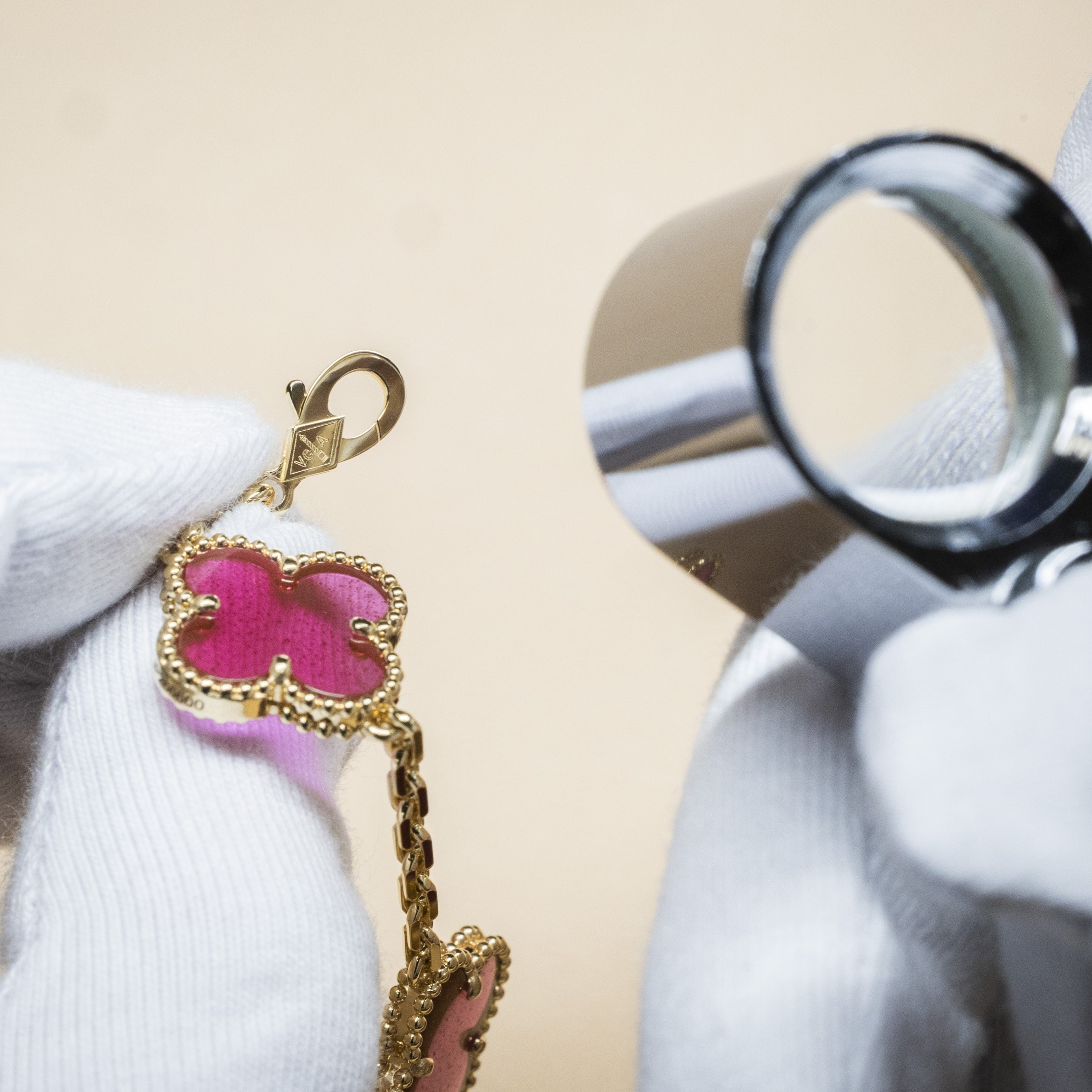 The clasp is decorated with the Maison's monogram to complete the piece with a refined touch, Van Cleef & Arpels.