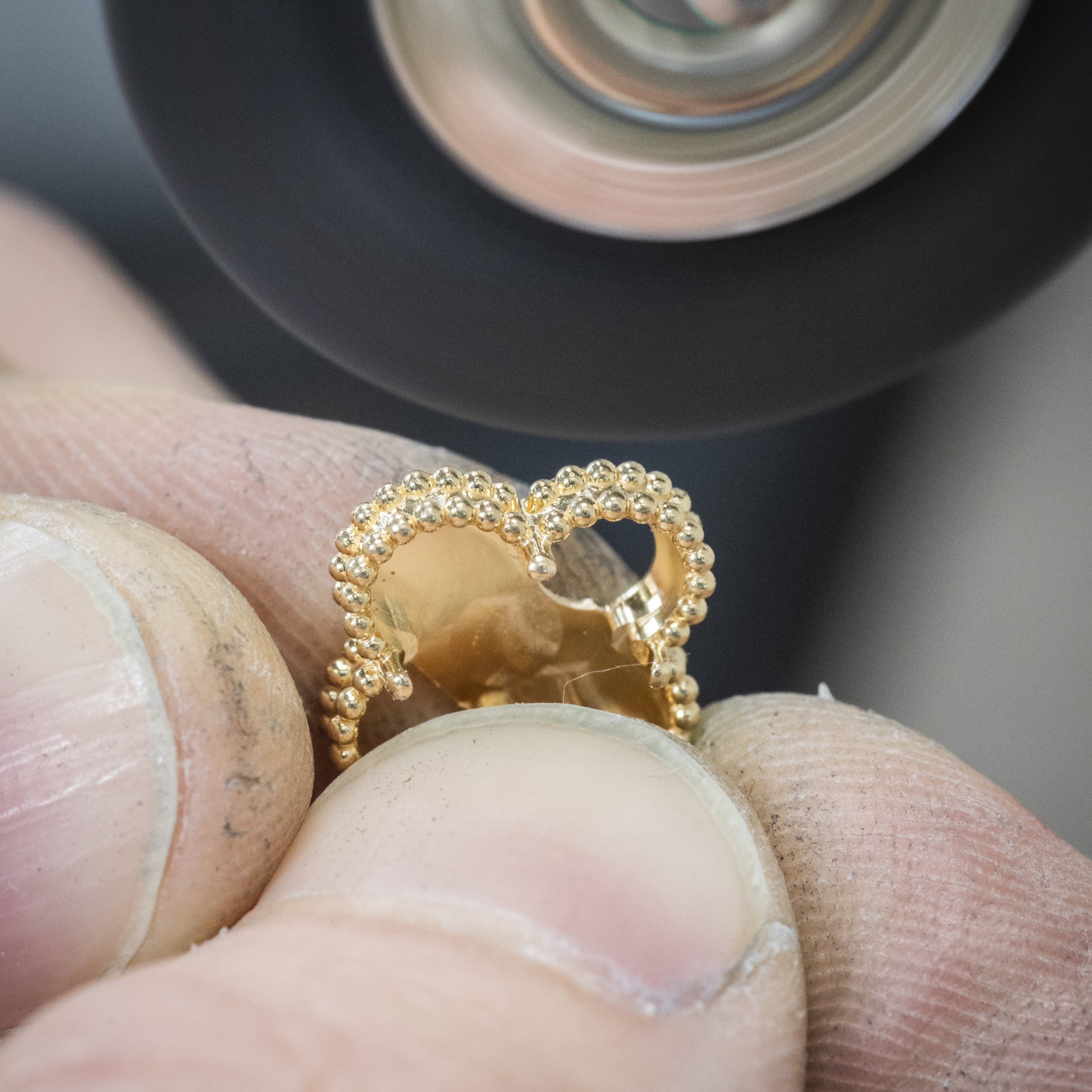 A thorough polishing enhances the regularity and brilliance of the double beaded contour, Van Cleef & Arpels.