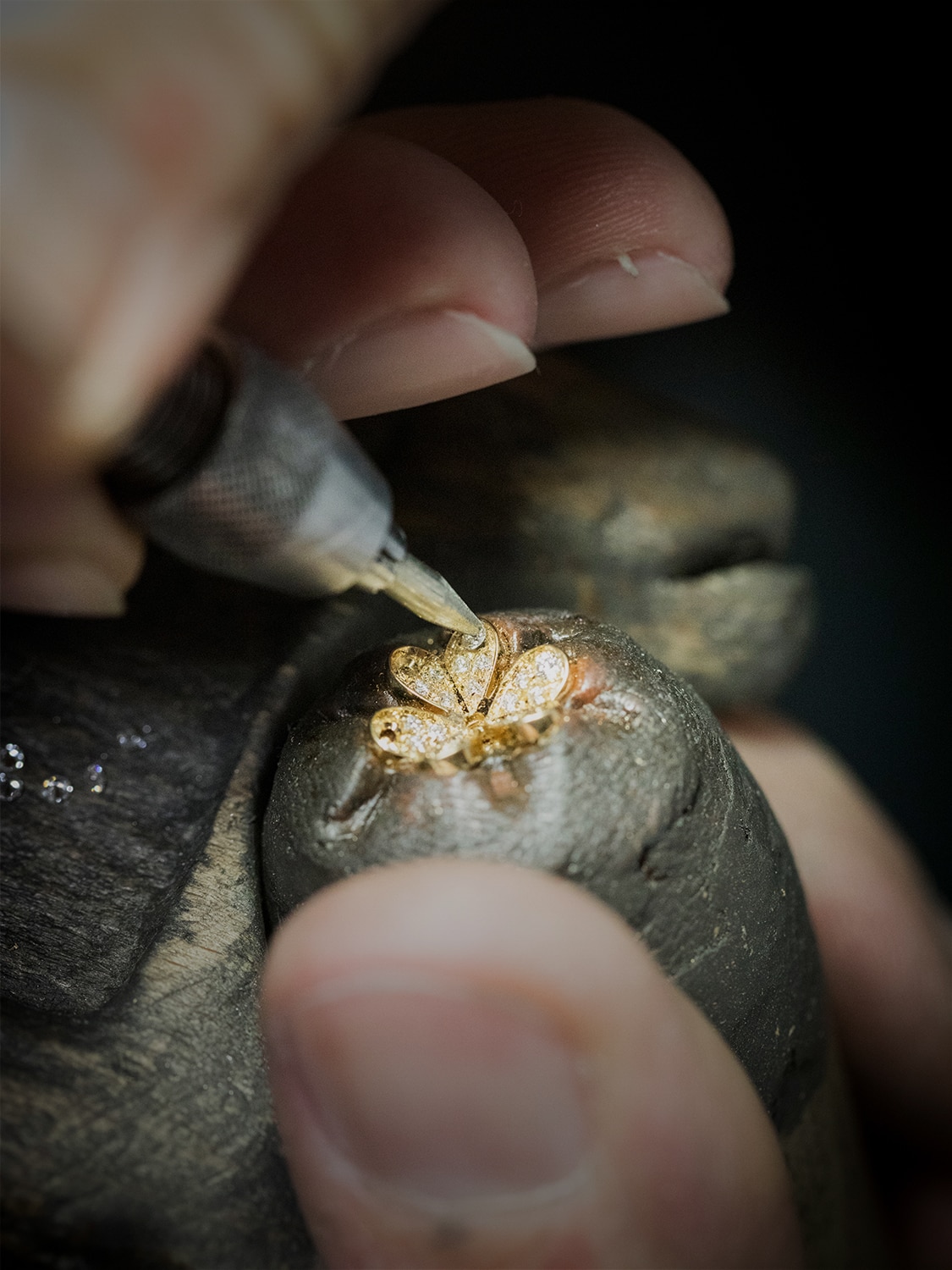 Setting work on the Frivole Between the Finger ring, Van Cleef & Arpels