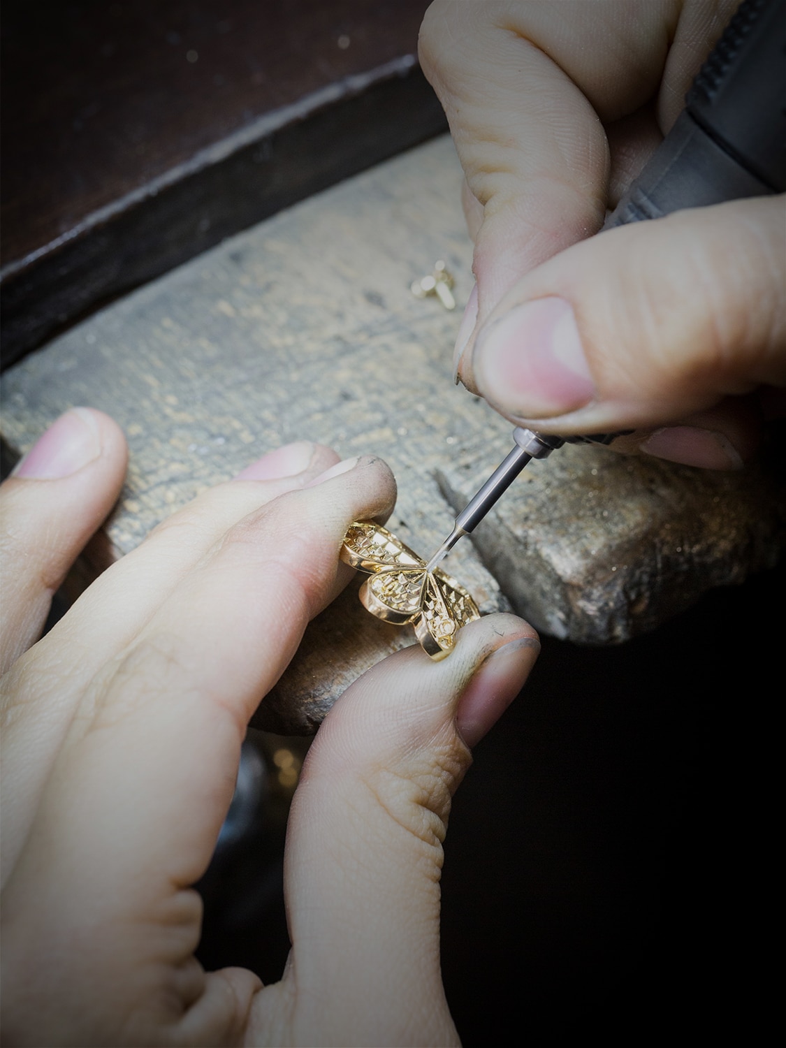 Manual rework of the center of the mounting of the Frivole Between the Finger ring, Van Cleef & Arpels
