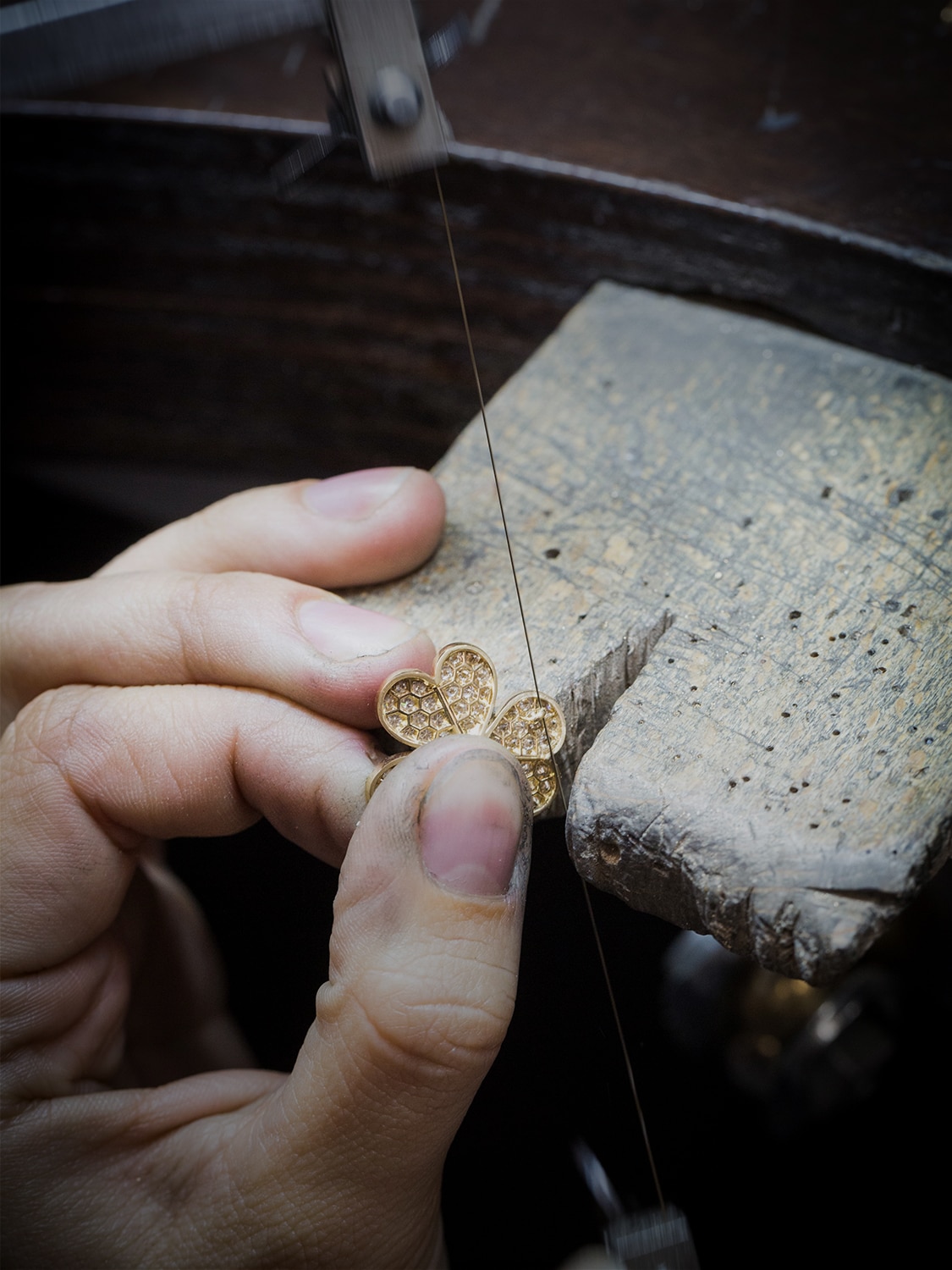 Thread polishing of the Frivole Between the Finger ring, Van Cleef & Arpels