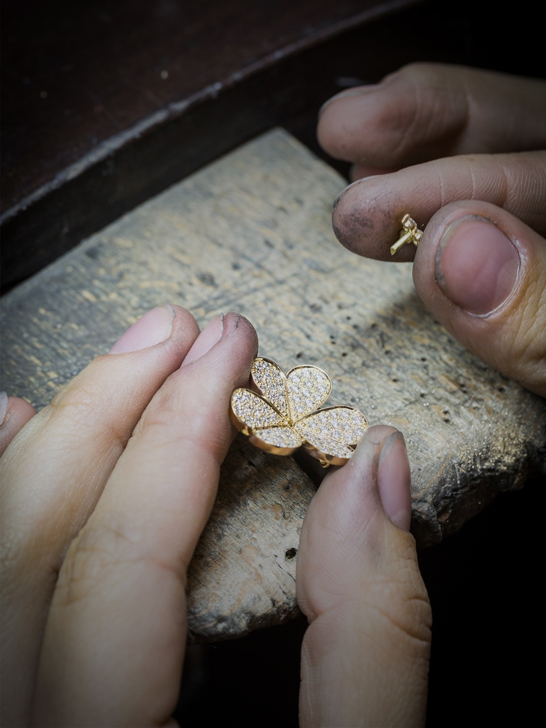 Assembling the central motif of the Frivole Between the Finger ring, Van Cleef & Arpels
