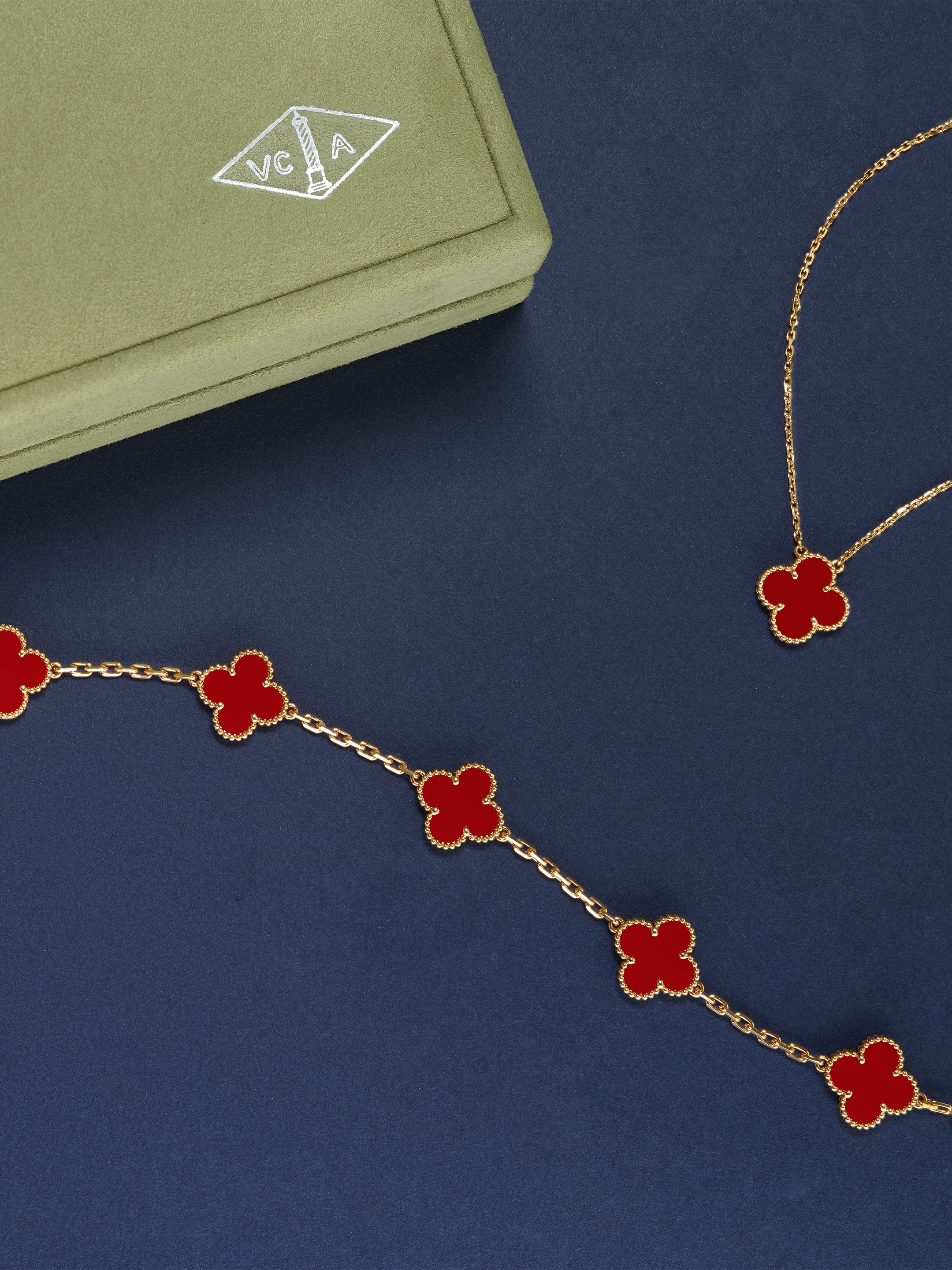 Vintage Alhambra pendant Vintage Alhambra bracelet, 5 motifs, yellow gold, carnelian. Alhambra collection, Van Cleef & Arpels.