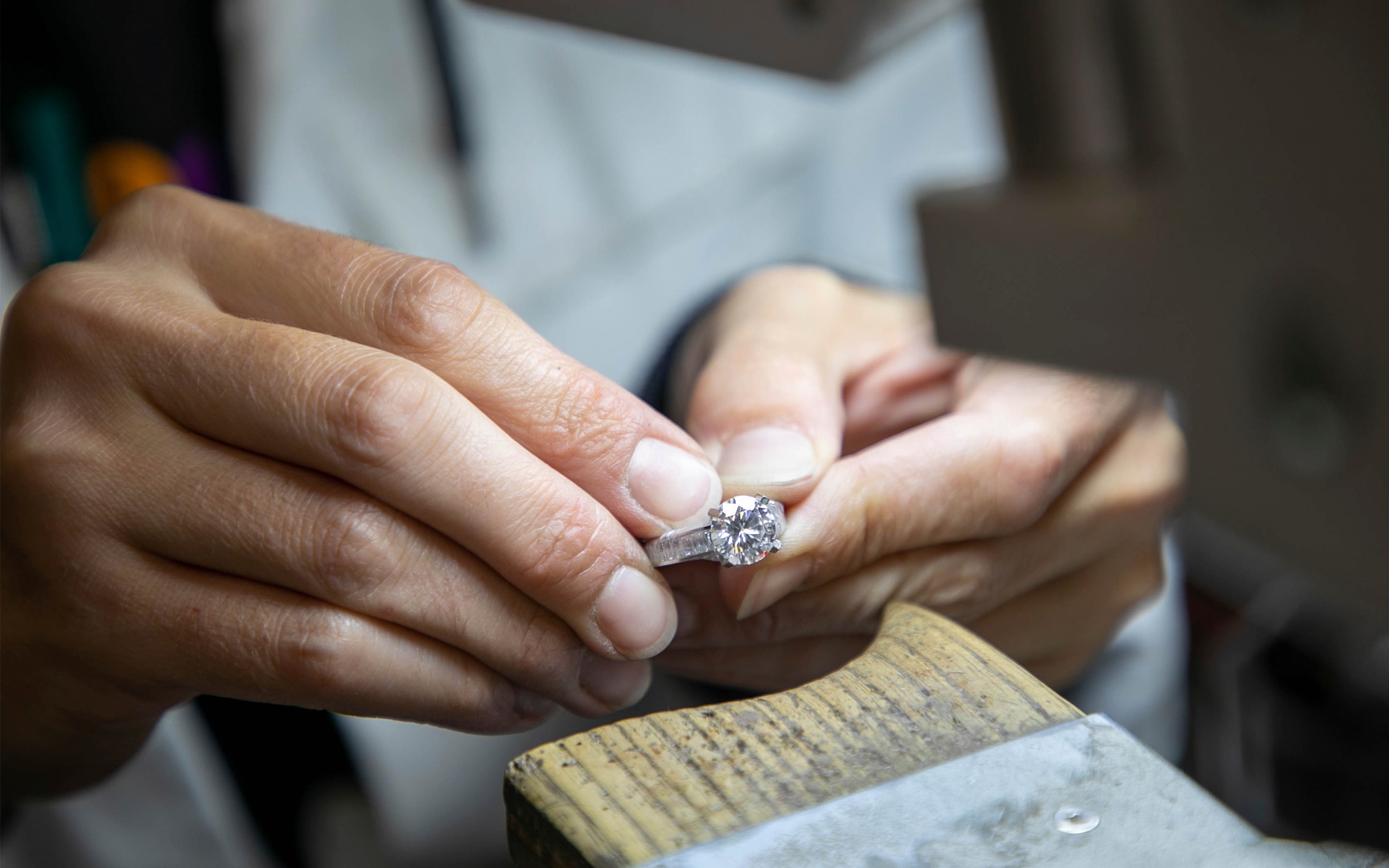 Bridal戒指的最後檢查。Van Cleef & Arpels梵克雅寶。