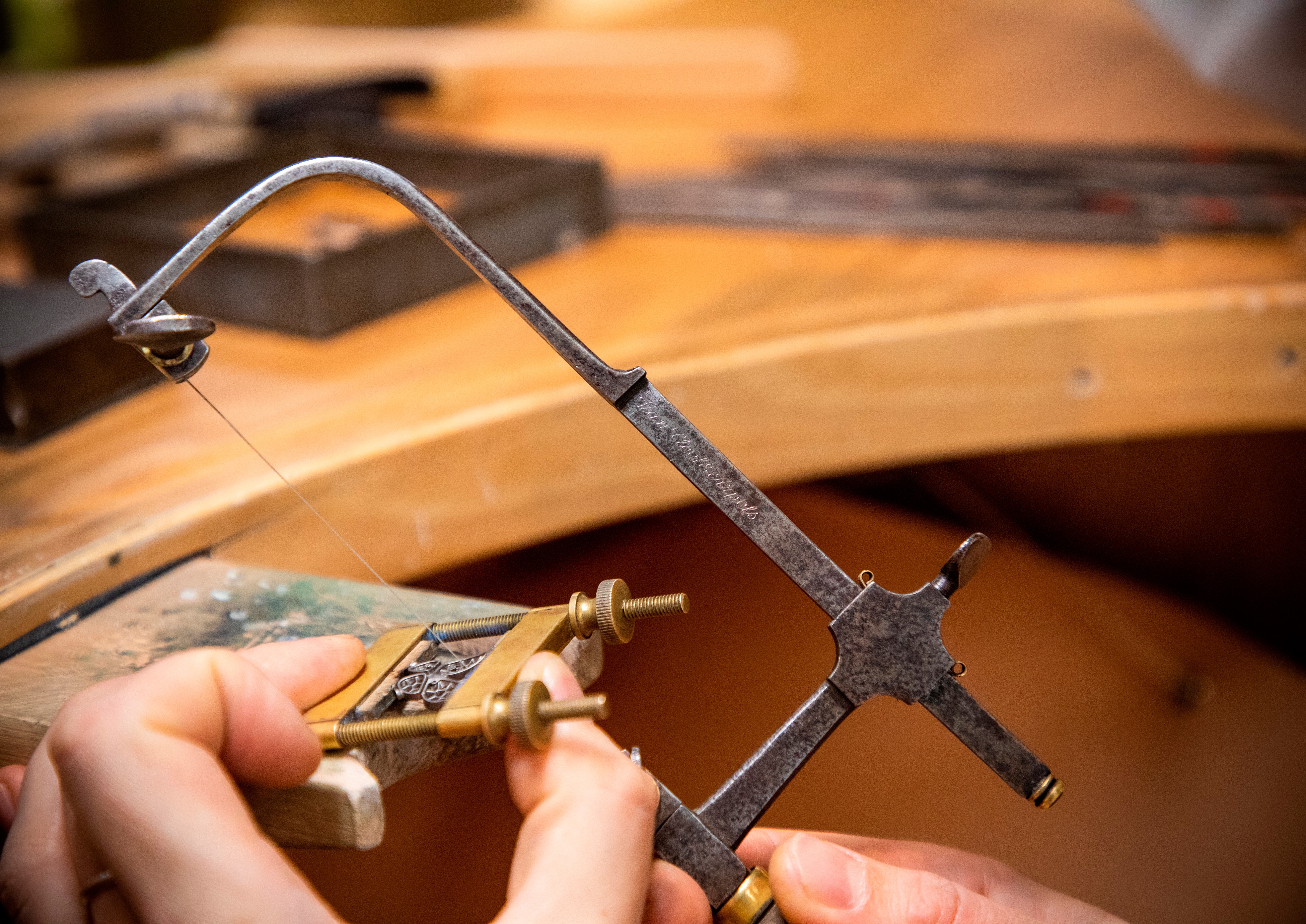 Update working of a Papillon clip. Collection Papillon, Van Cleef & Arpels.