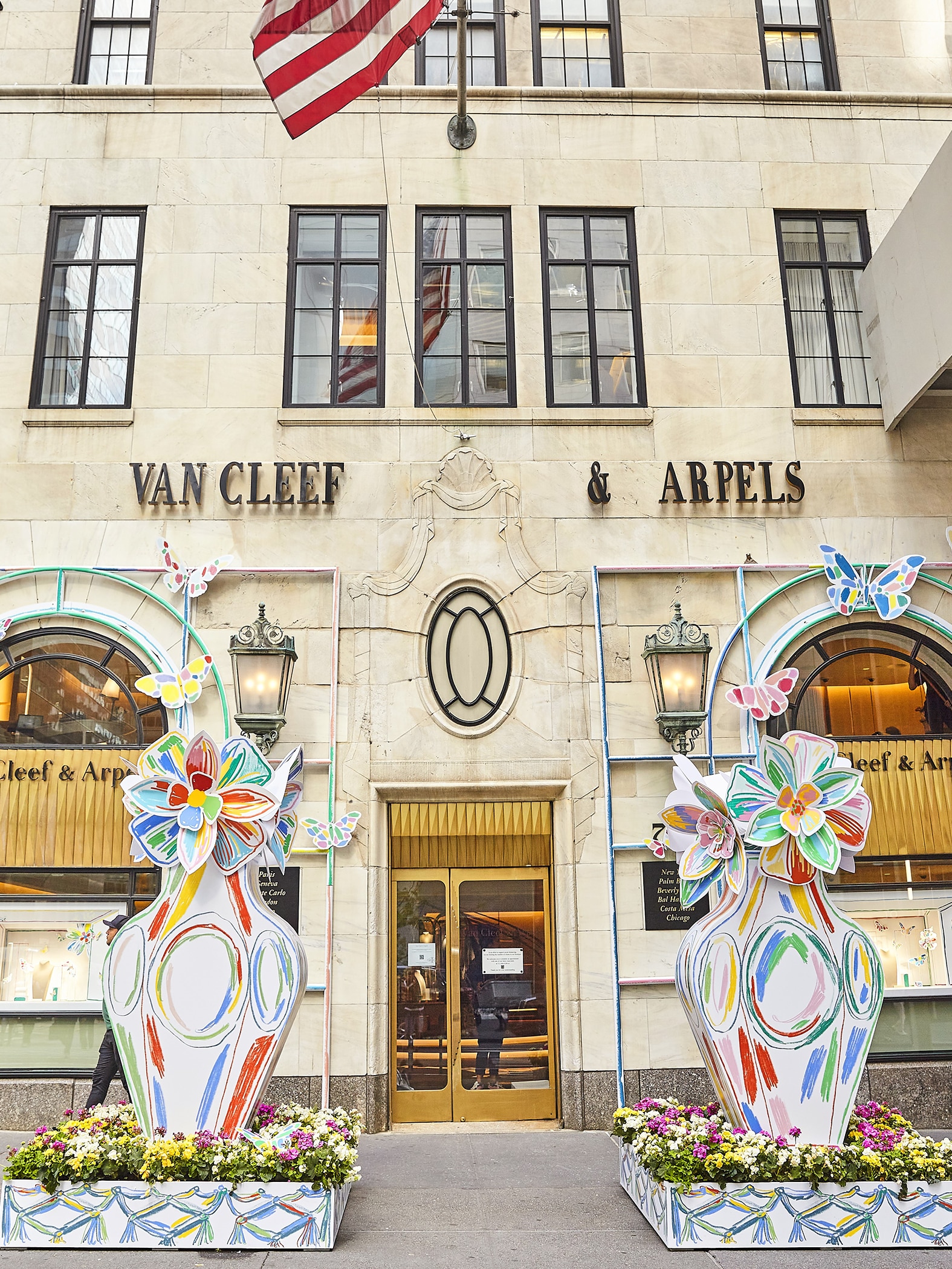 Blooms installation in New York Fifth Avenue. Van Cleef & Arpels