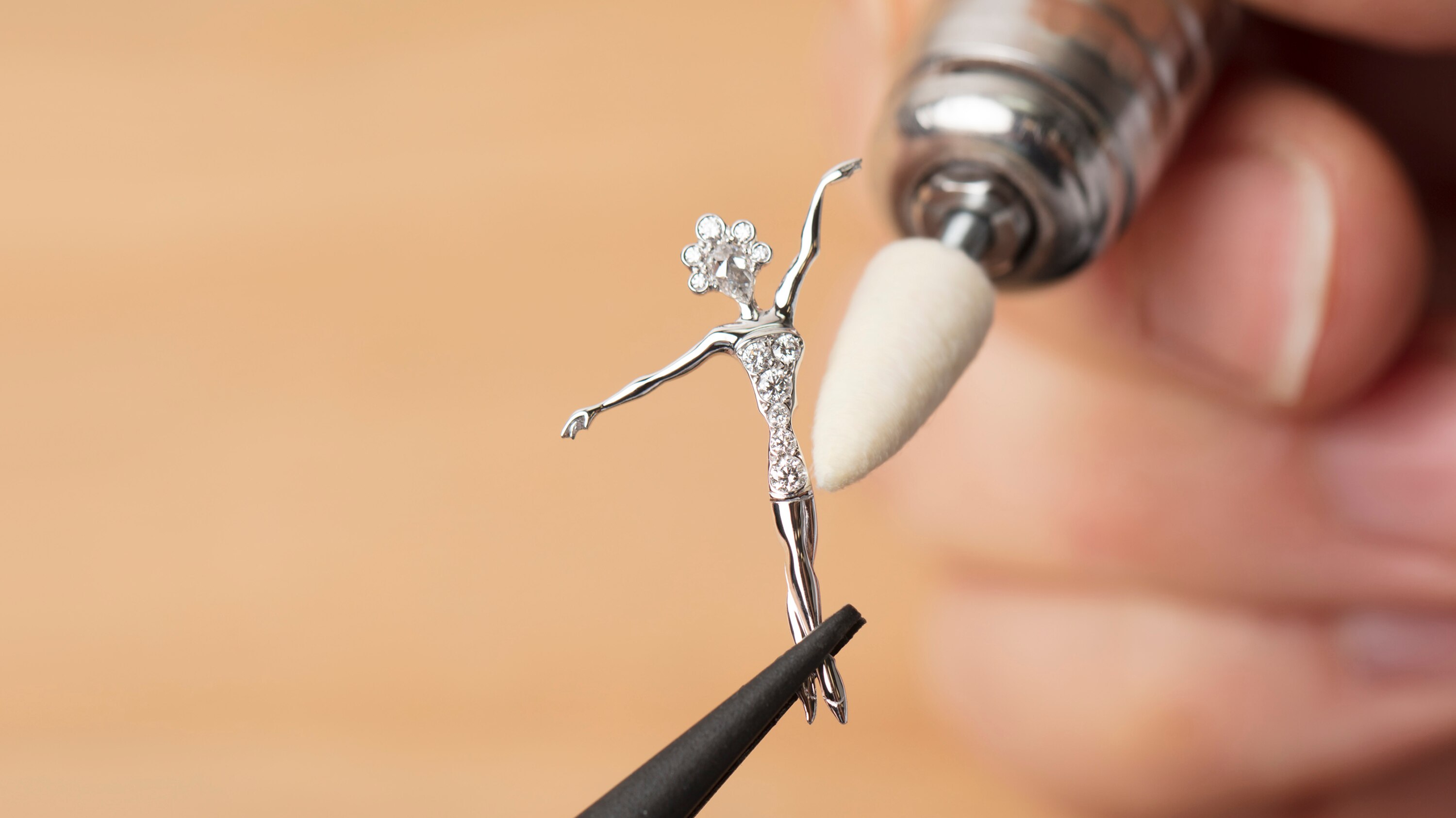 Métiers d'art enchant the hours - Van Cleef & Arpels