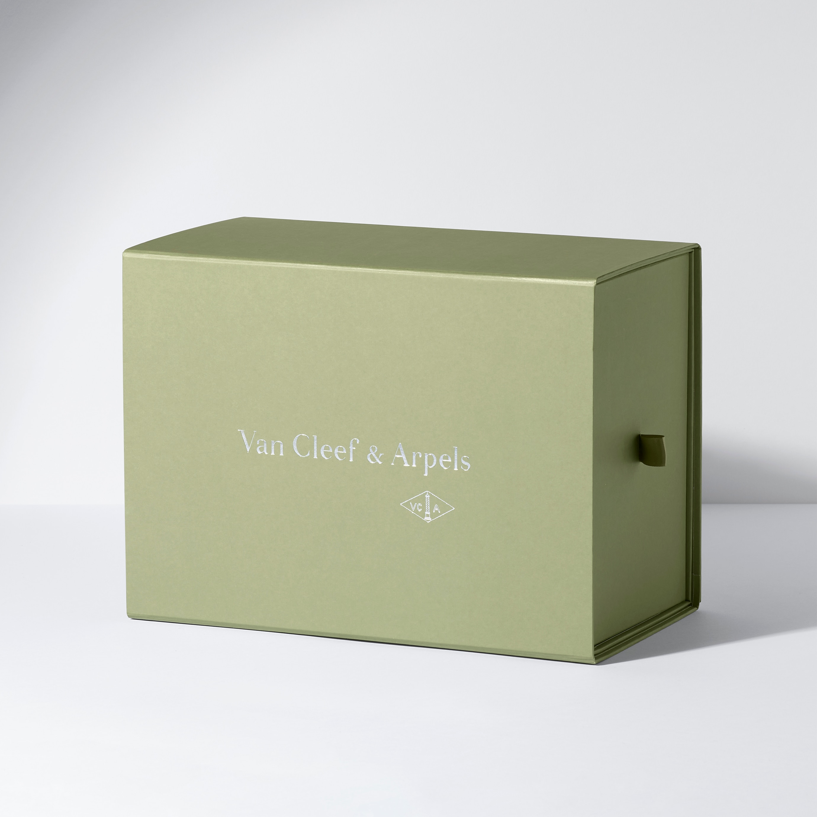 Van Cleef & Arpels enchante vos commandes avec son nouveau coffret Van Cleef & Arpels