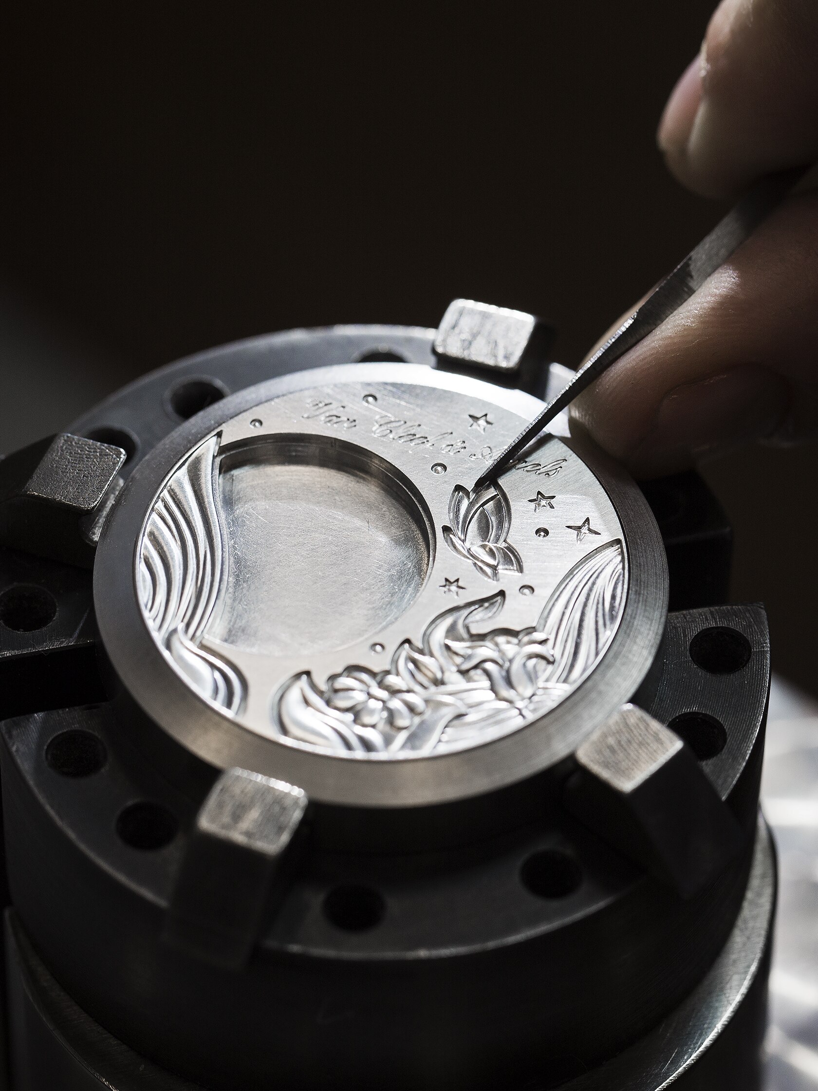 Engraving on the case of the watch. Van Cleef & Arpels