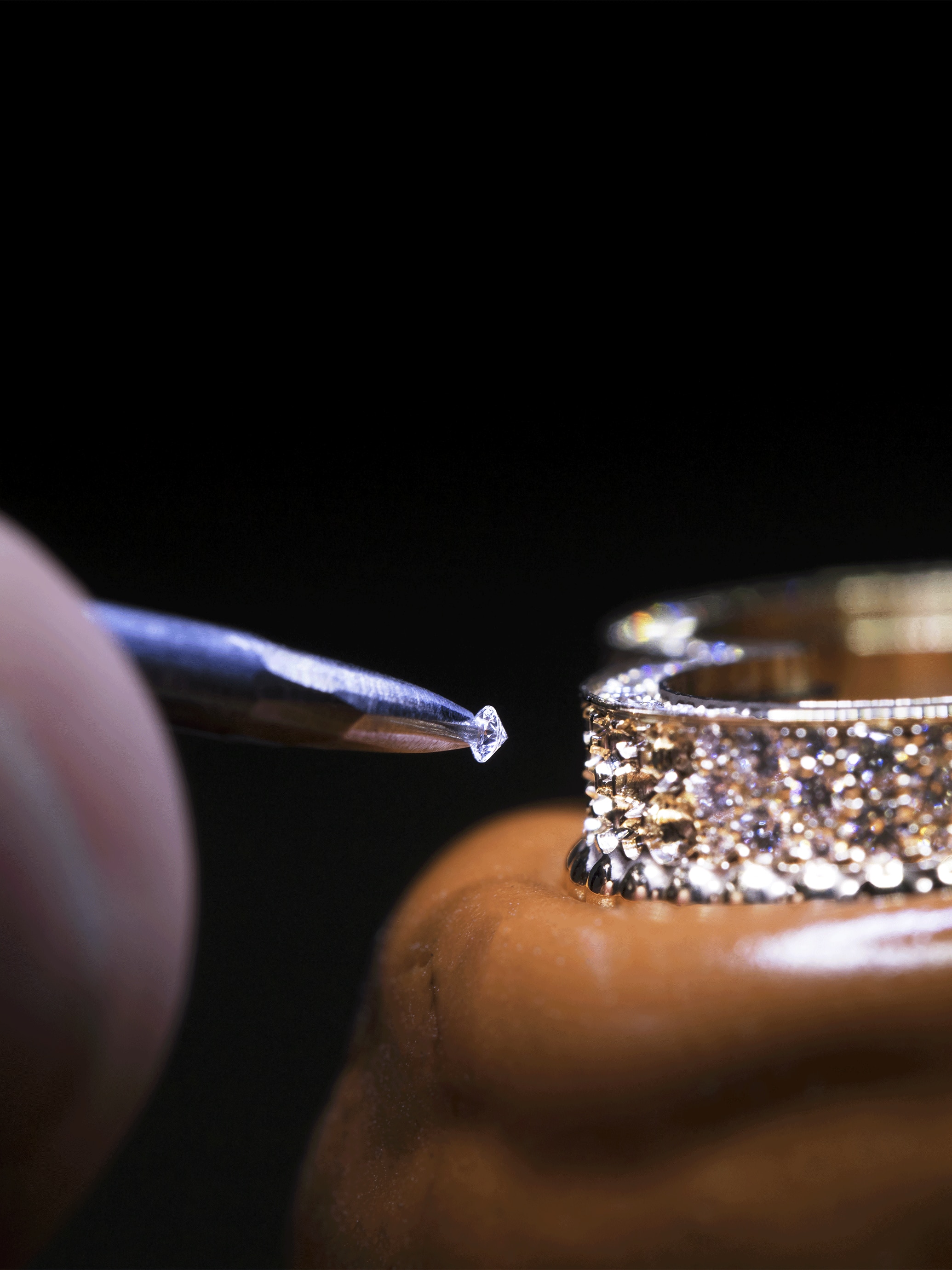 Setting the diamonds on the watch’s bezel. Alhambra collection, Van Cleef & Arpels.