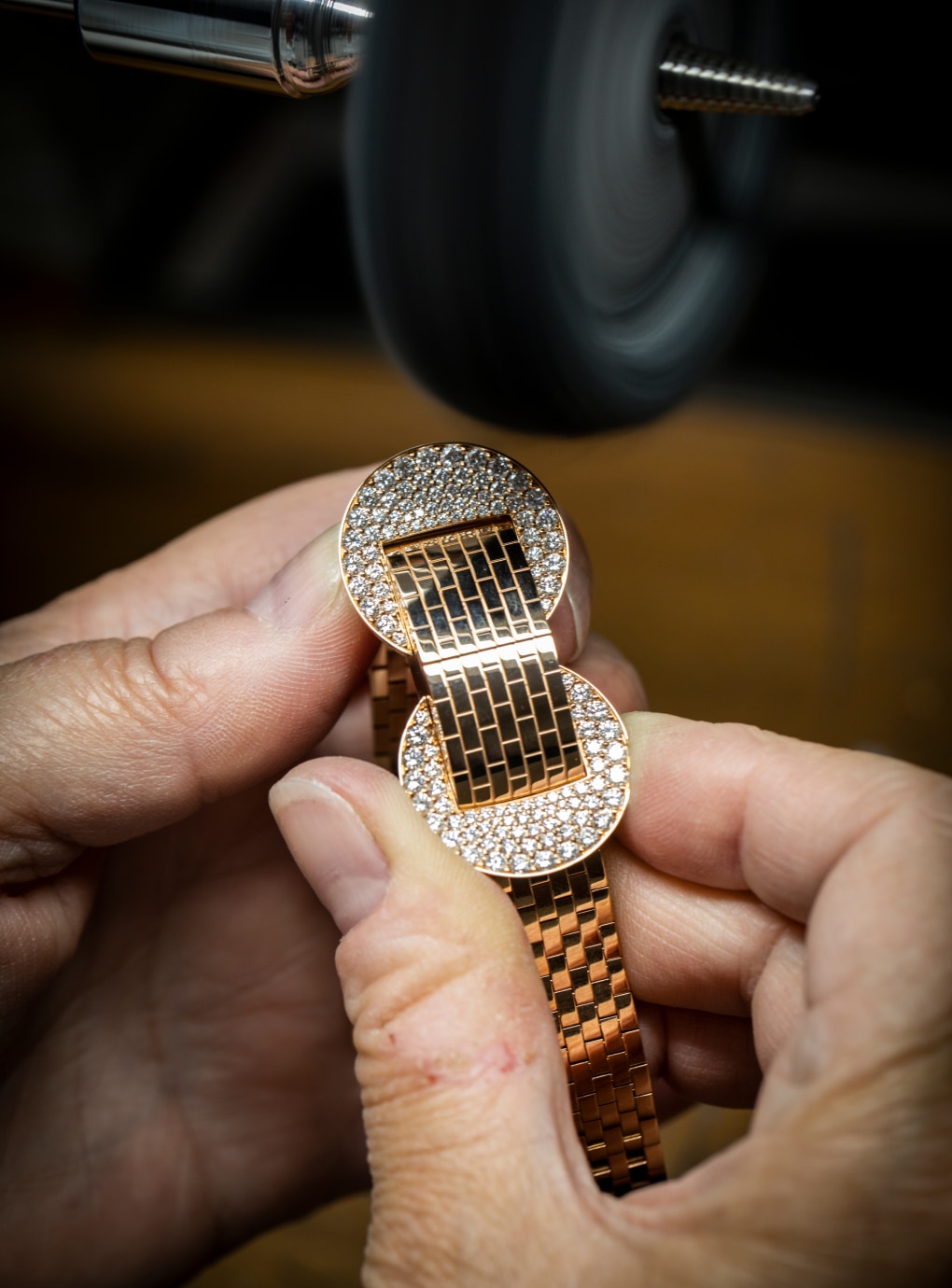 Pad polishing the watch. Ludo collection, Van Cleef & Arpels.