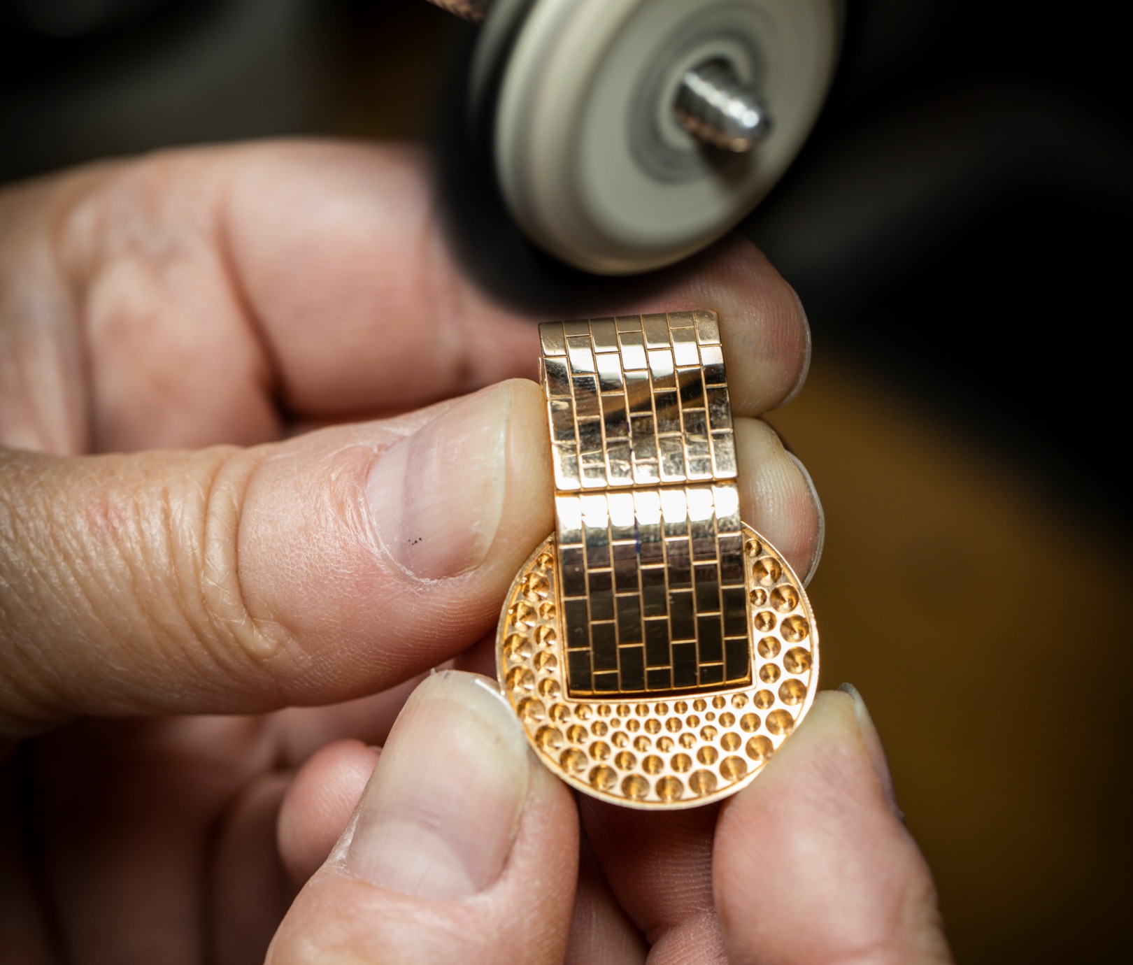 Pad polishing the watch. Ludo collection, Van Cleef & Arpels.