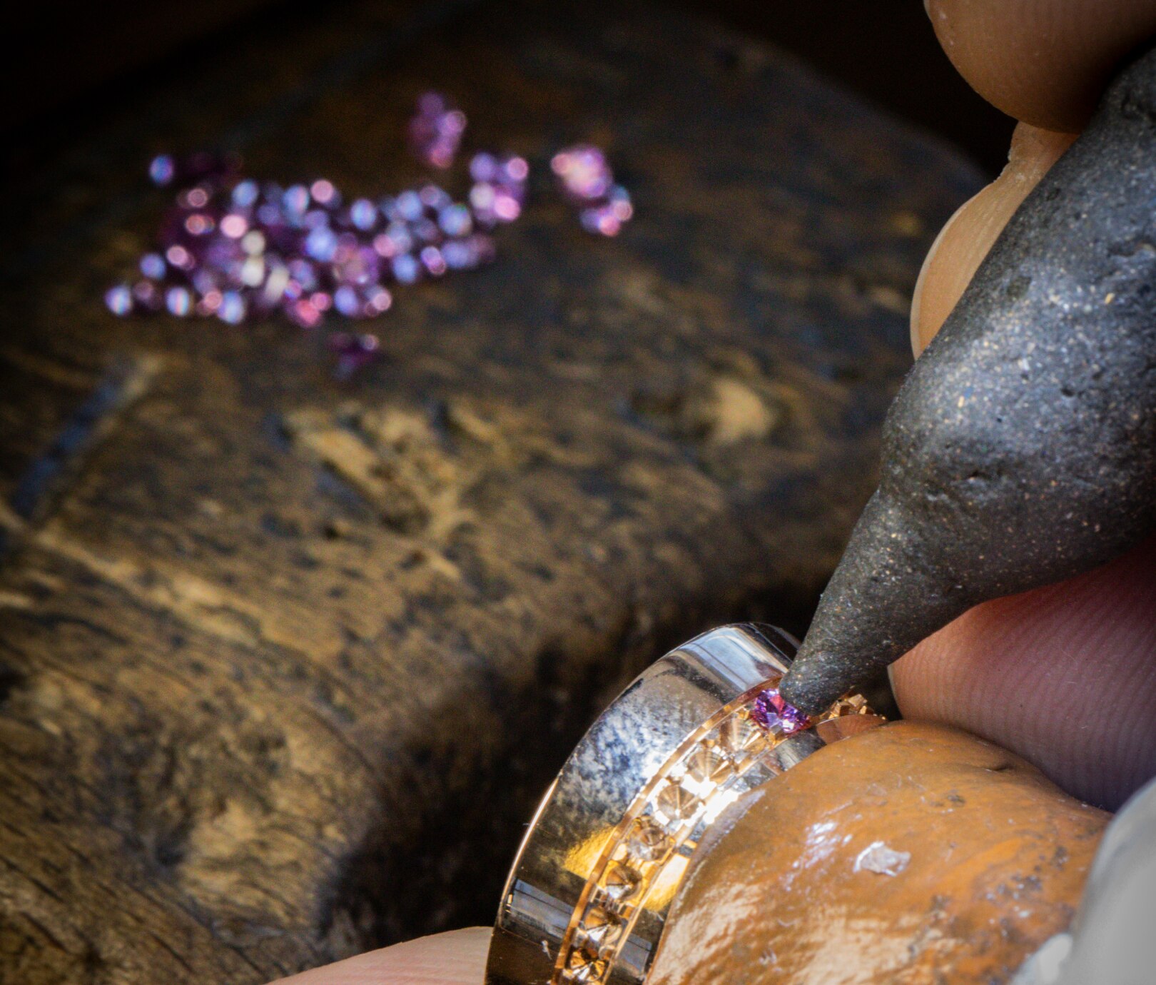 Setting the pink sapphires. Ludo collection, Van Cleef & Arpels.