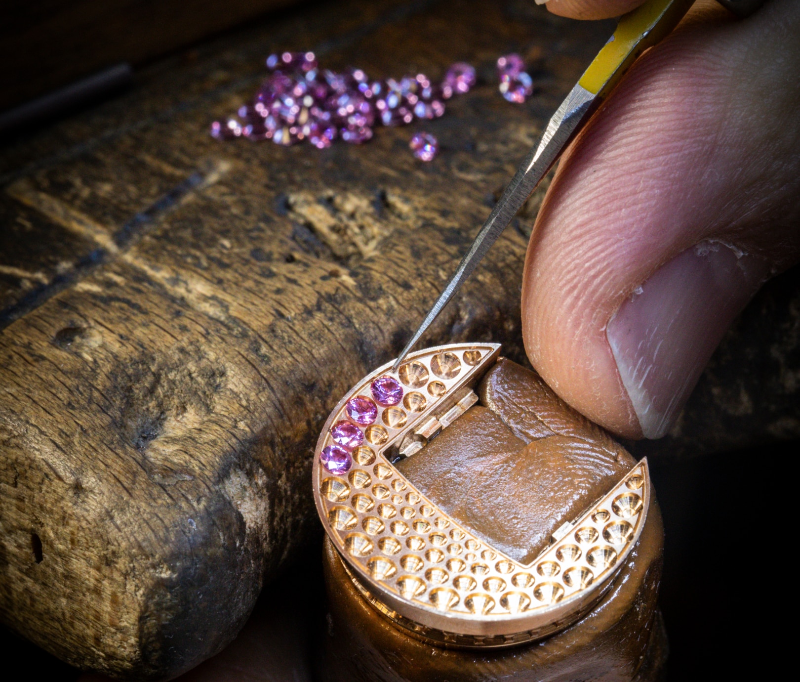 Setting the pink sapphires. Ludo collection, Van Cleef & Arpels.