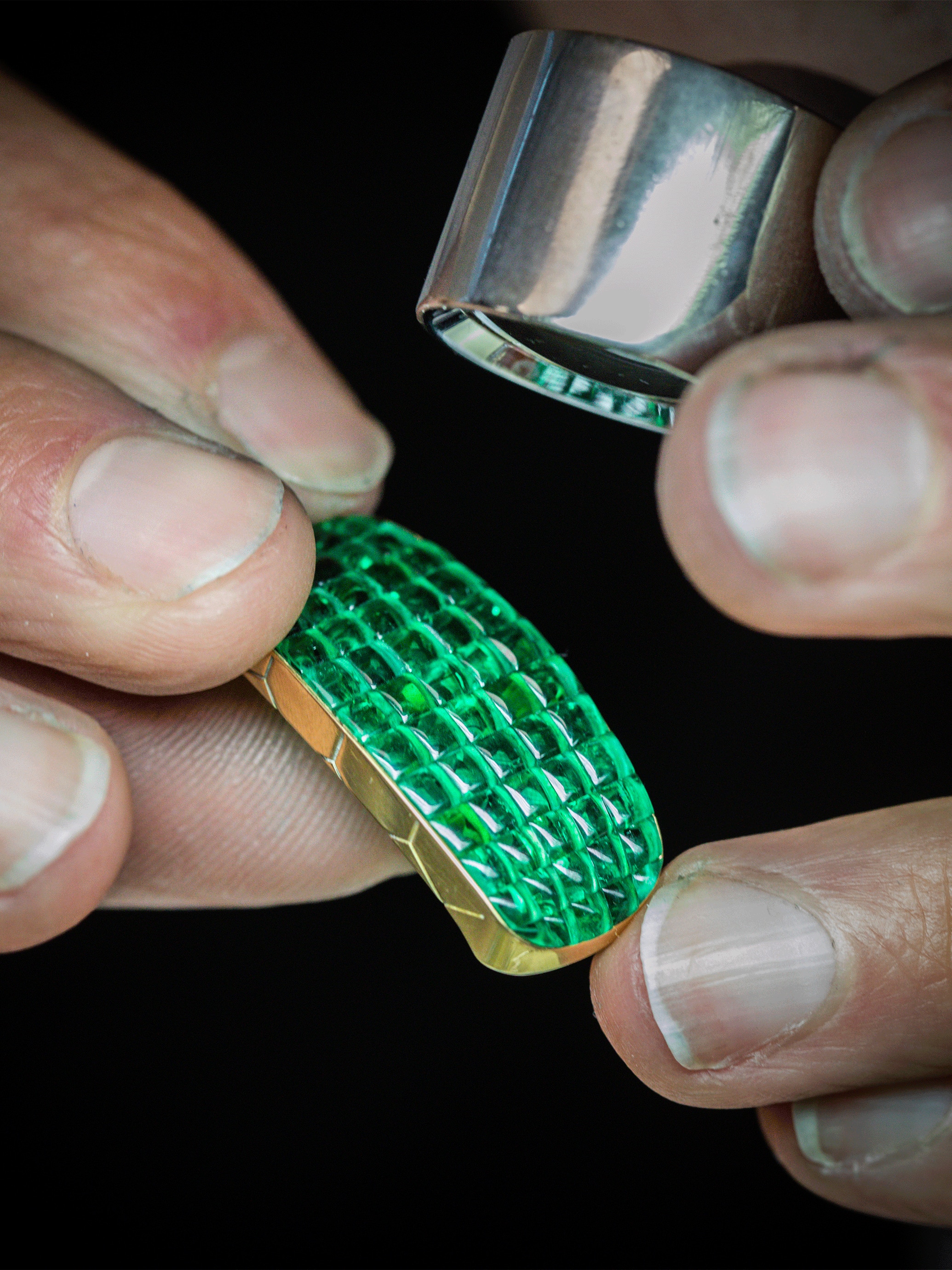 Work on the Mystery Set™ emeralds. Ludo collection, Van Cleef & Arpels.