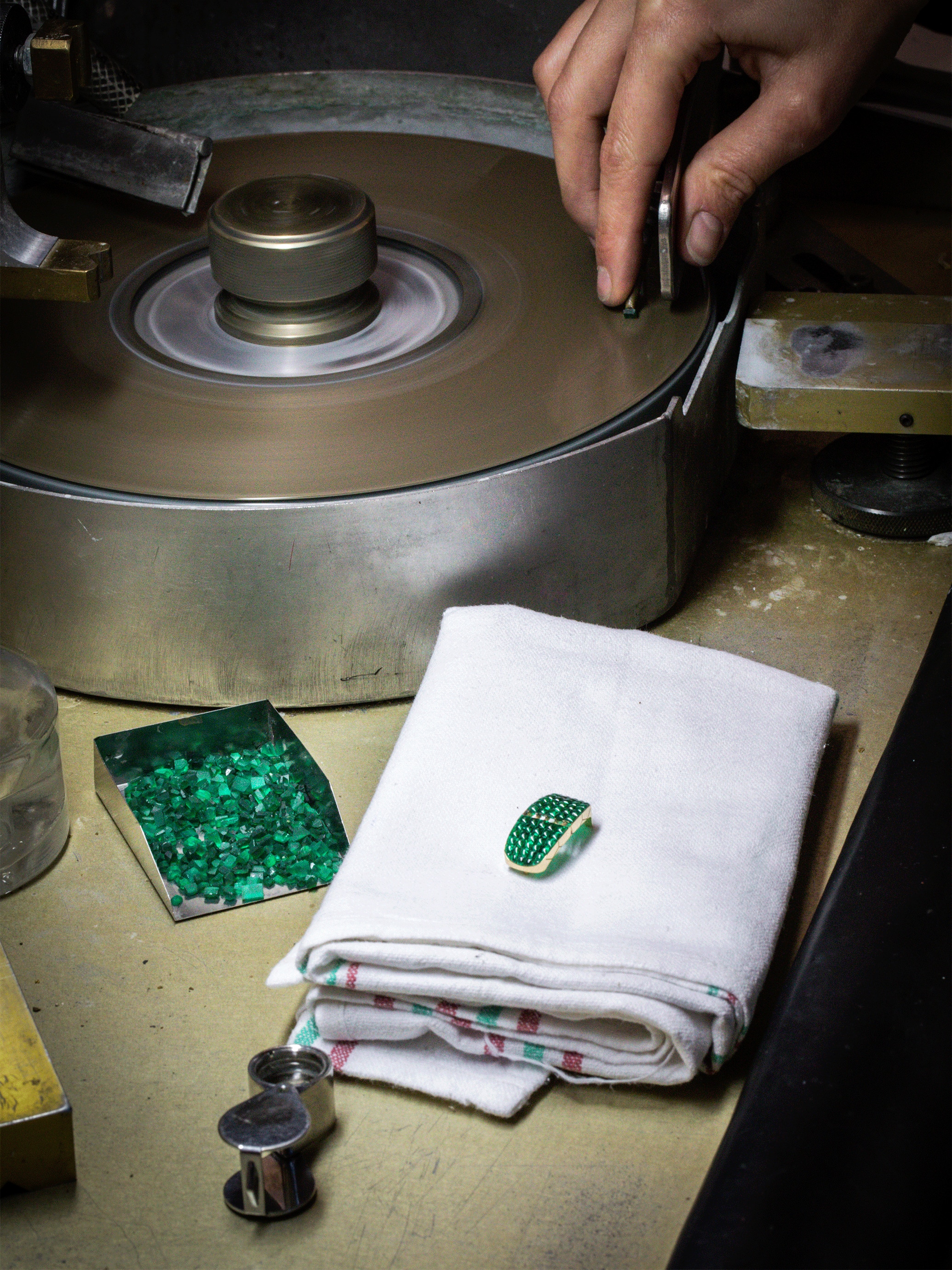 Lapidary work on the Mystery Set™ emeralds. Ludo collection, Van Cleef & Arpels.