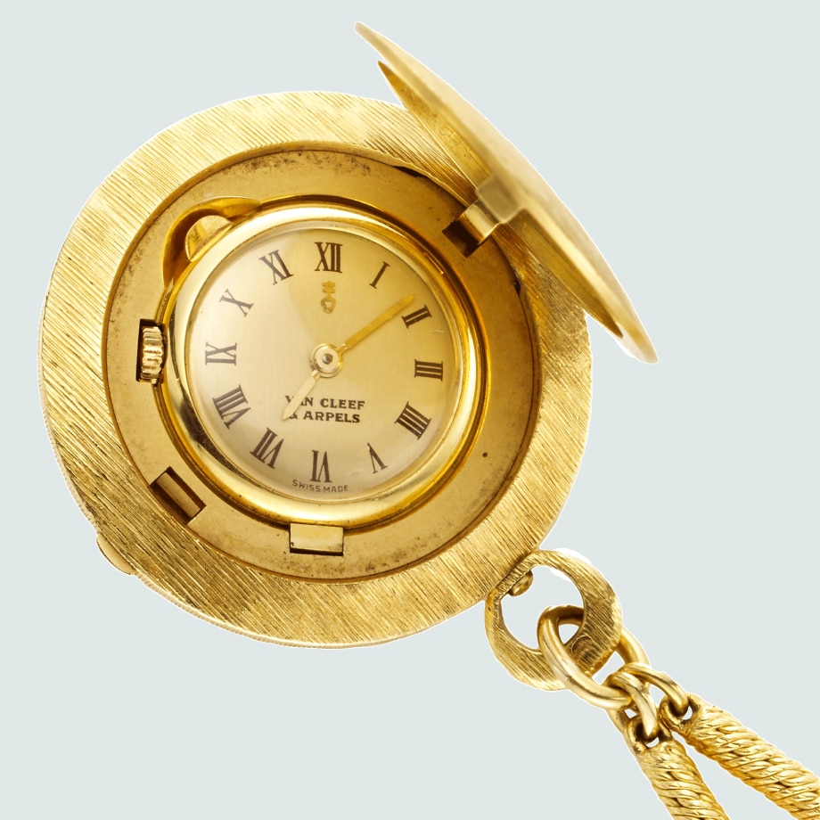 Bark pocket watch and its chain, 1972-1975 Yellow gold. Van Cleef & Arpels collection.