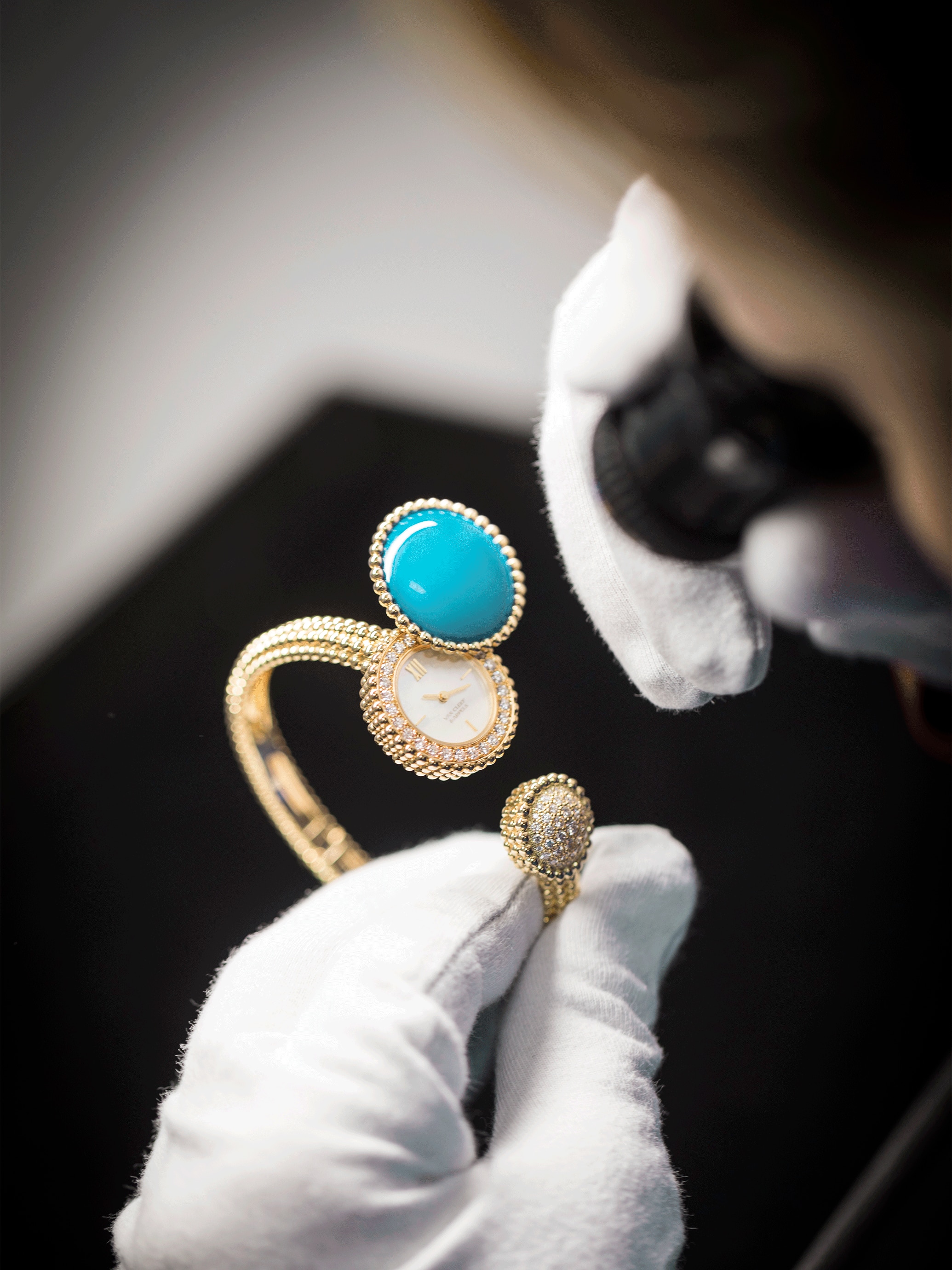 Quality control. Perlée collection, Van Cleef & Arpels.