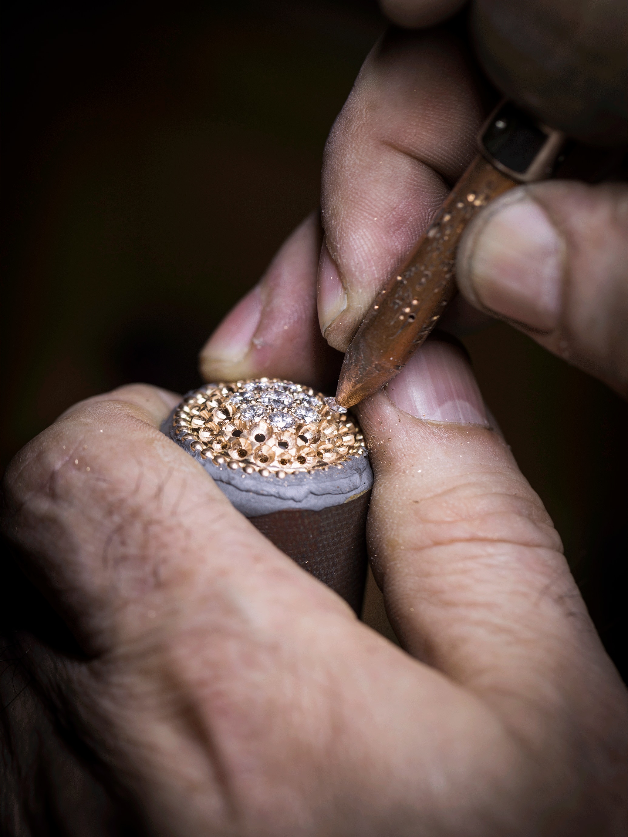 Setting work, bead setting. Perlée collection, Van Cleef & Arpels.