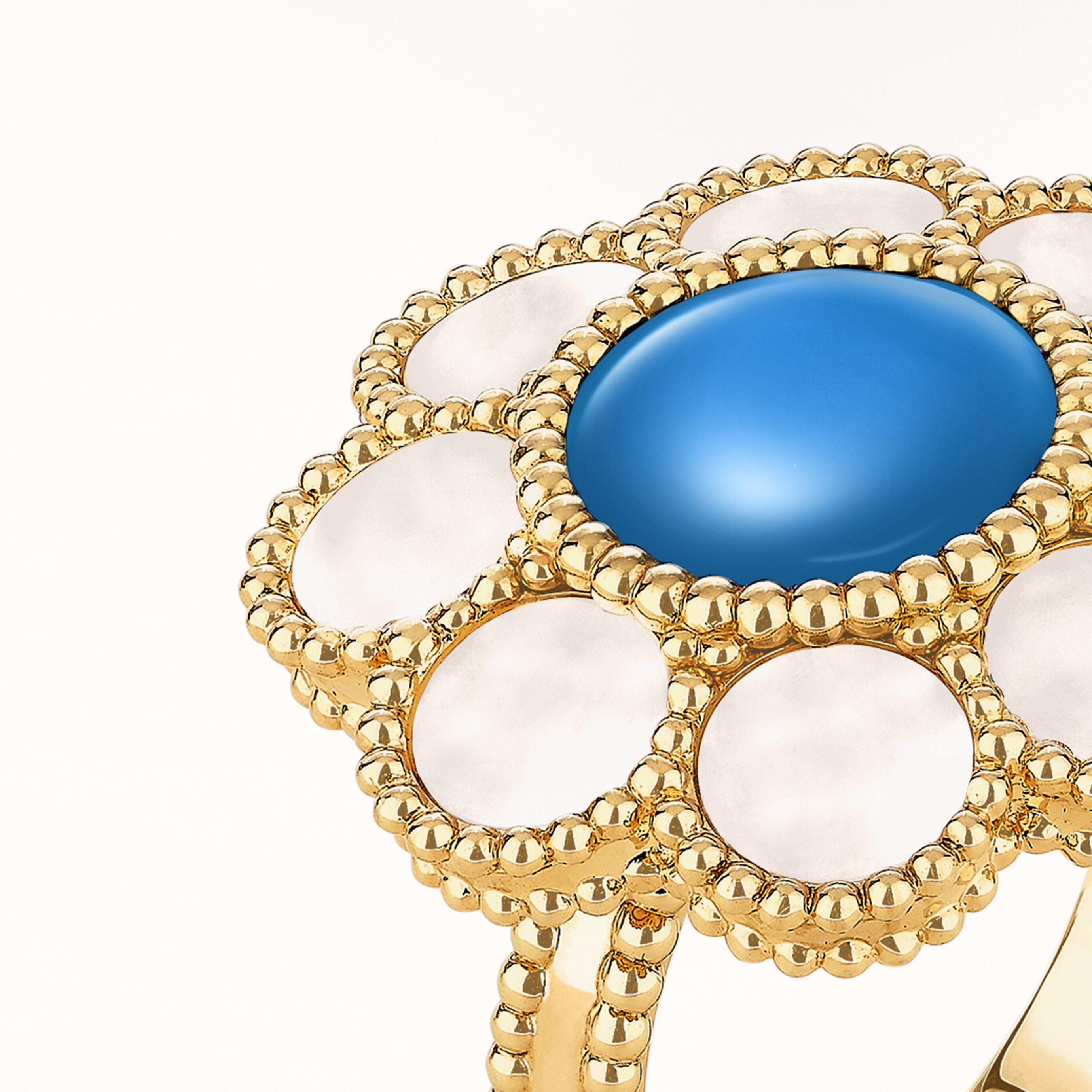 Pâquerette ring, 18K yellow gold, blue agate, white mother-of-pearl. Pâquerette collection, Van Cleef & Arpels.