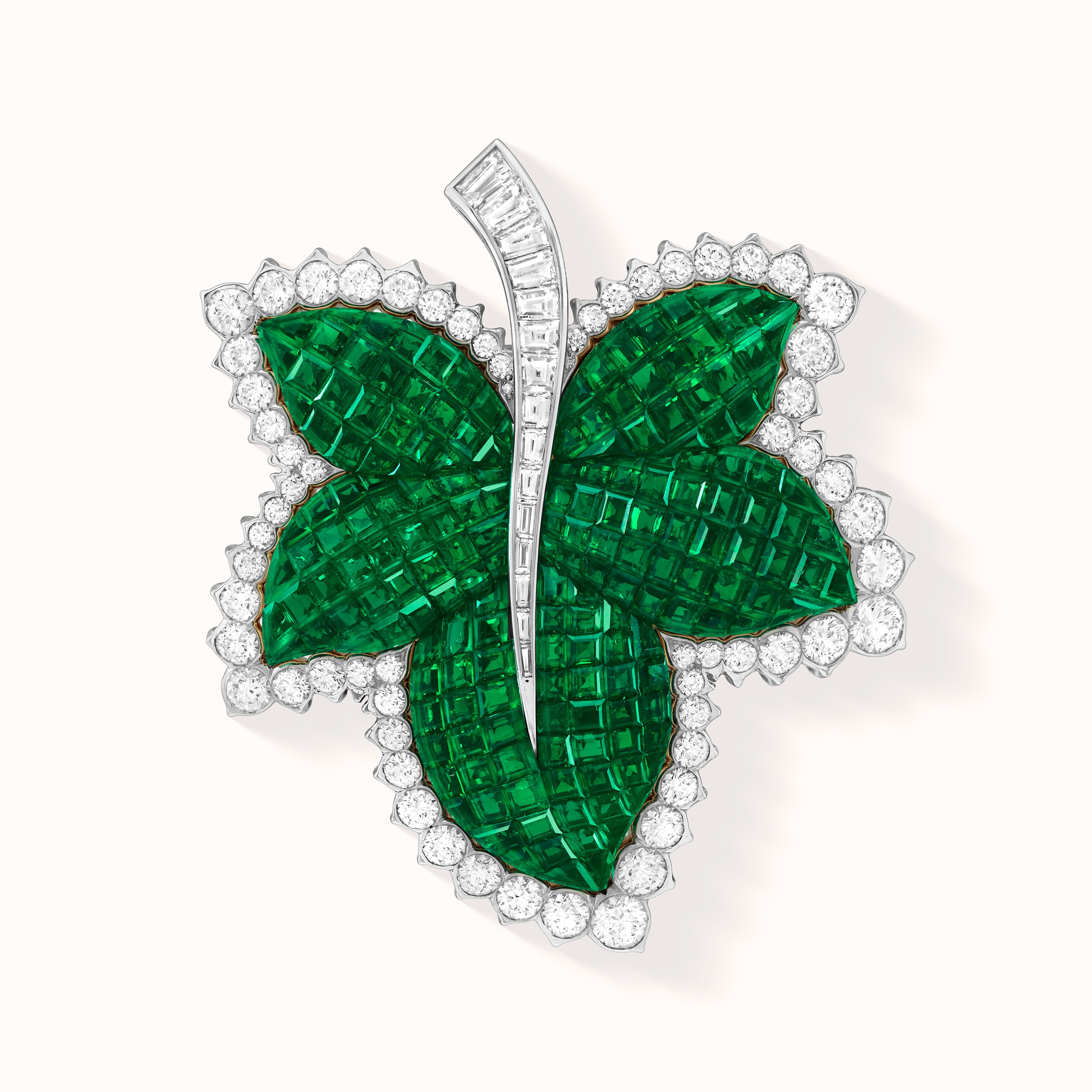 Feuille de platane clip, 18K white gold, 18K rose gold, Traditional Mystery Set emeralds, diamonds. Signatures collection, Van Cleef & Arpels.