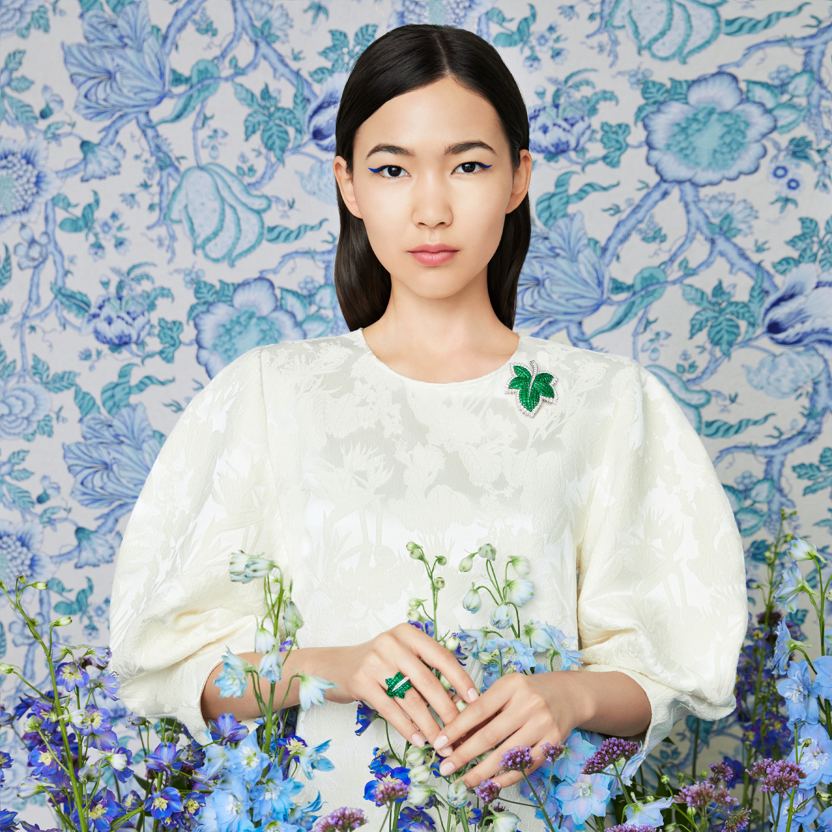 Feuille de platane clip, 18K white gold, 18K rose gold, Traditional Mystery Set™ emeralds, diamonds and Forêt ring, 18K white gold, 18K rose gold, Traditional Mystery Set emeralds, diamonds. Signatures collection, Van Cleef & Arpels.