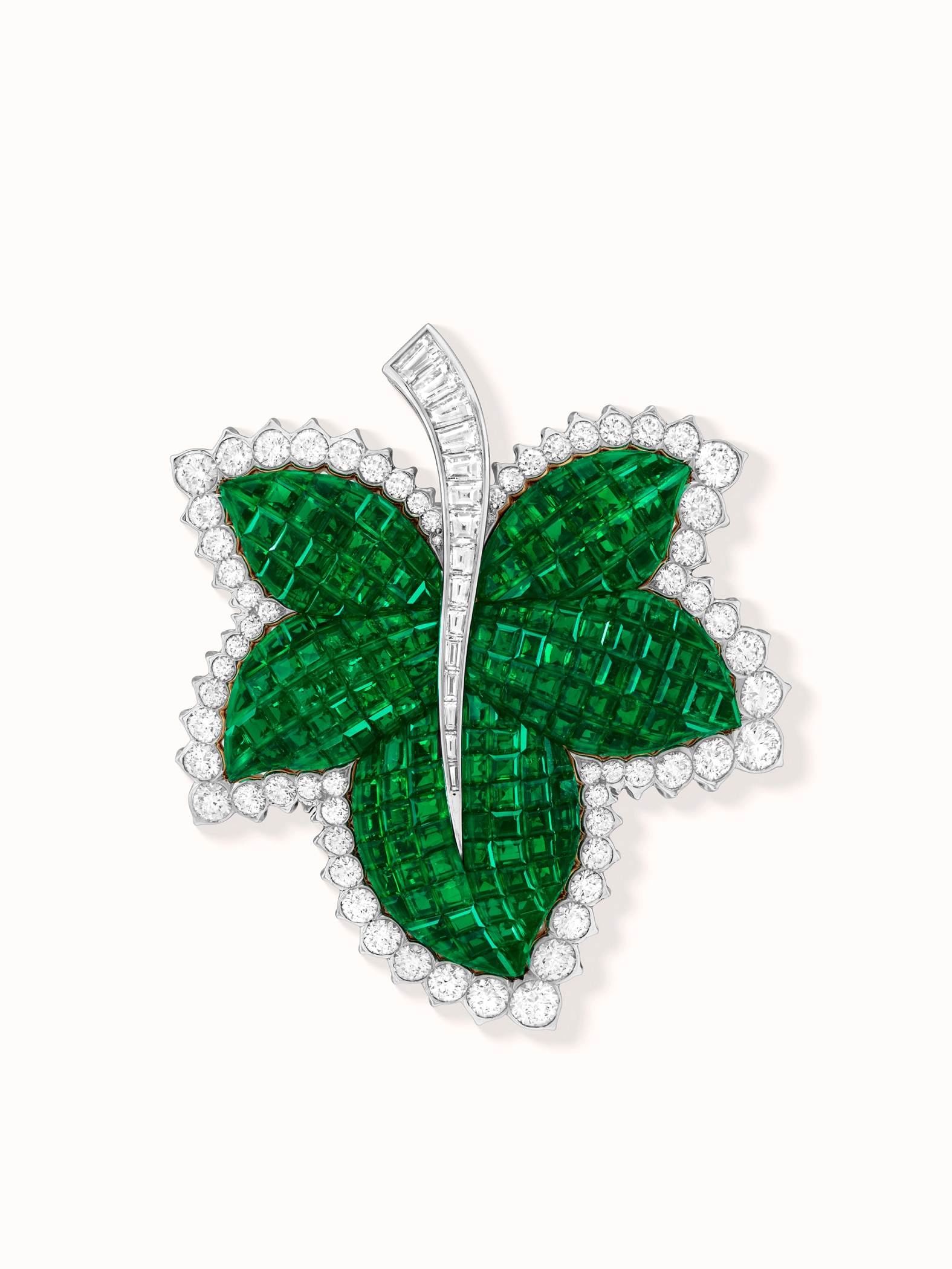Feuille de platane clip, 18K white gold, 18K rose gold, Traditional Mystery Set emeralds, diamonds. Signatures collection, Van Cleef & Arpels.