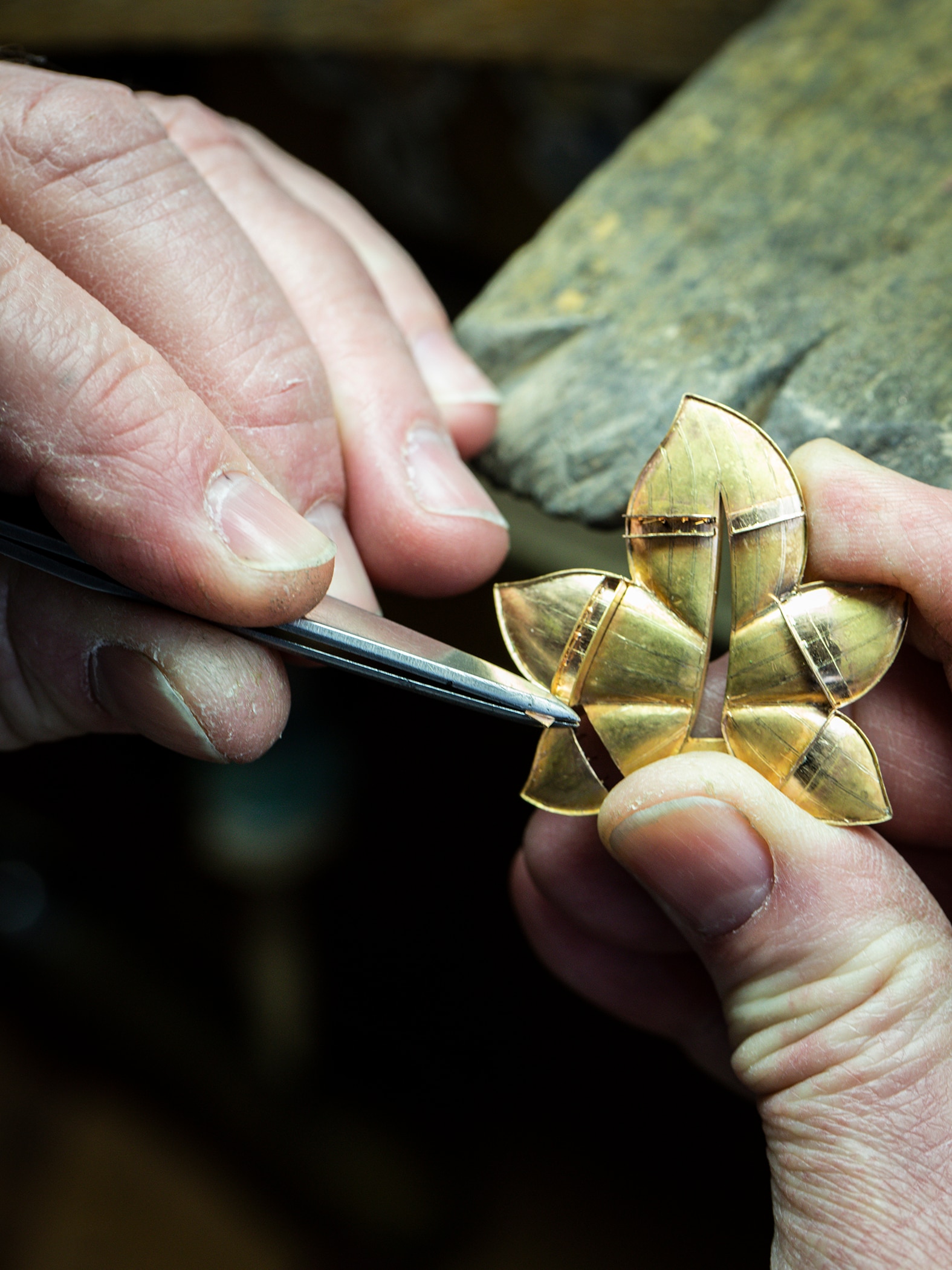 Jewelry work, preparing the rails for Mystery Set™. Feuille de platane clip, Signature collection, Van Cleef & Arpels.