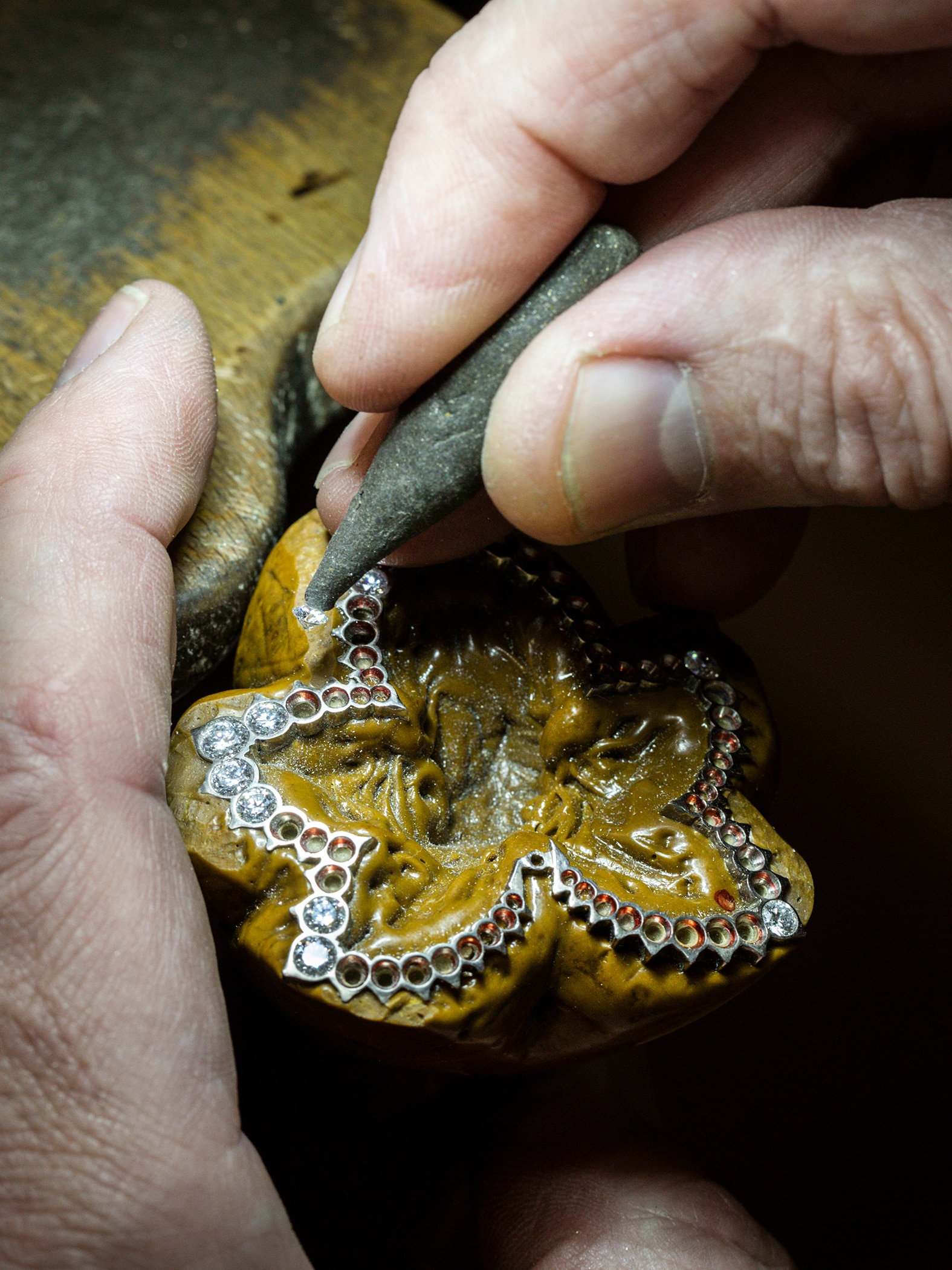 Setting work, positioning the stone. Feuille de platane clip, Signature collection, Van Cleef & Arpels.