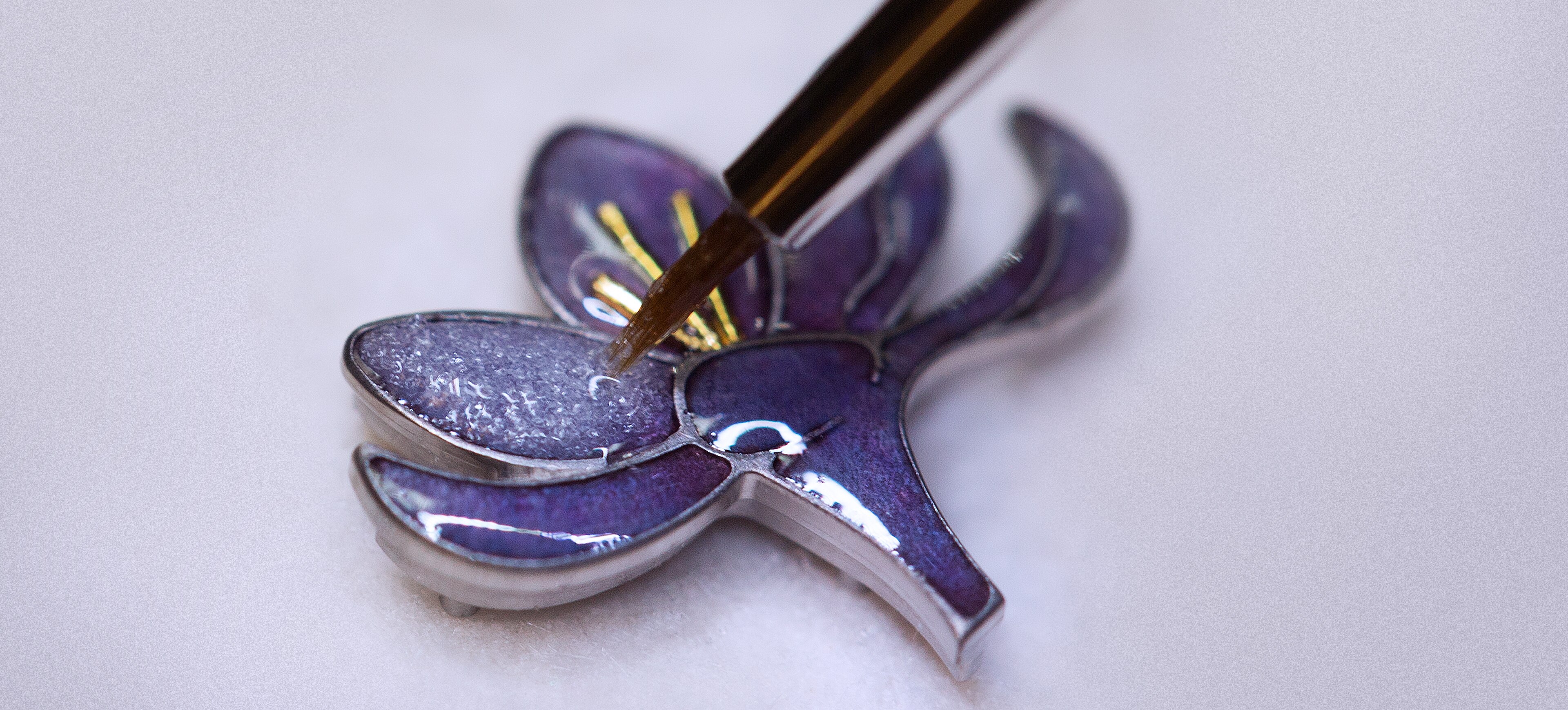 Pouring of the enamel powder (cabochonné enamel technique). Charms Extraordinaire Désir watch, Extraordinary Dials Collection, Van Cleef & Arpels.