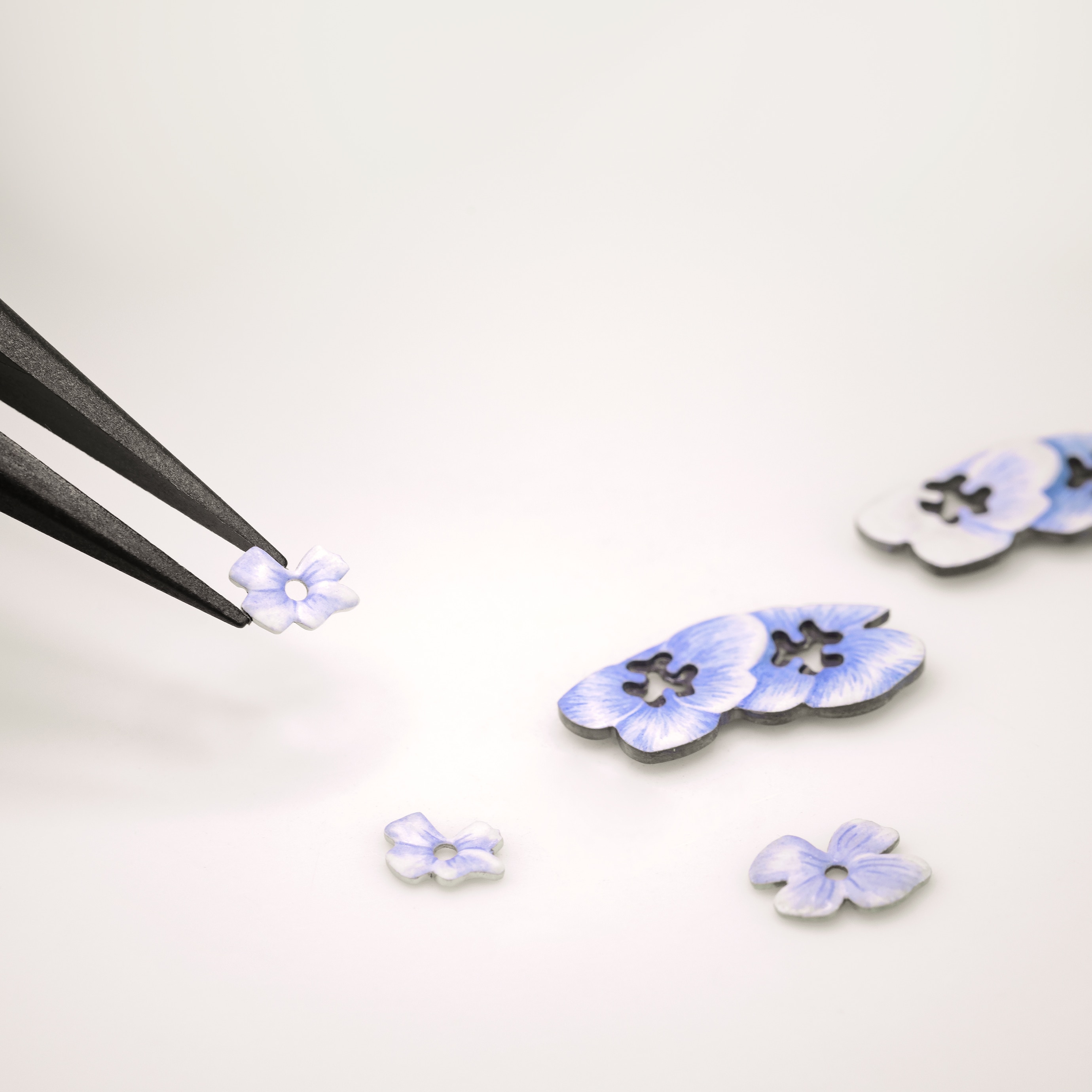 以丘陵狀琺瑯和琺瑯微型彩繪製作的花朵。Lady Arpels Brise d'Été 腕錶,Poetic Complications 詩意複雜功能系列,Van Cleef & Arpels 梵克雅寶。