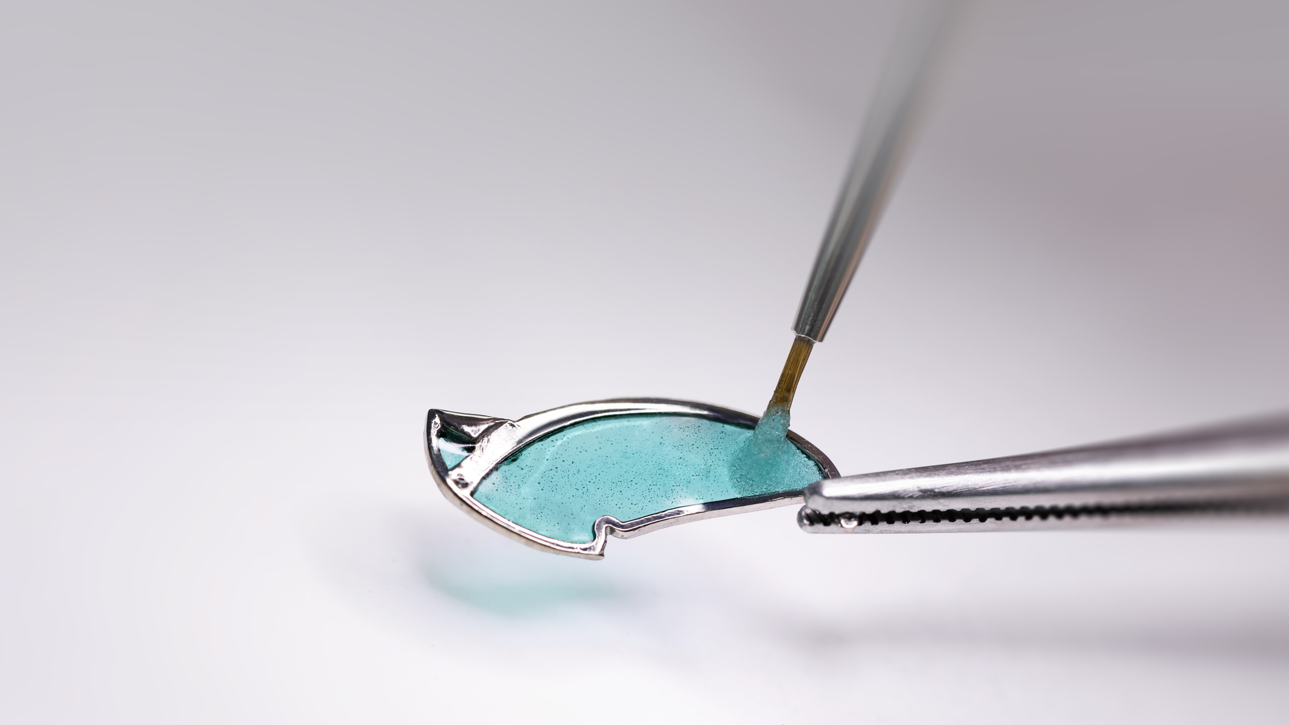 Application of enamel with the plique-à-jour technique on a leaf. Lady Arpels Jour Enchanté watch, Extraordinary Dials collection, Van Cleef & Arpels.