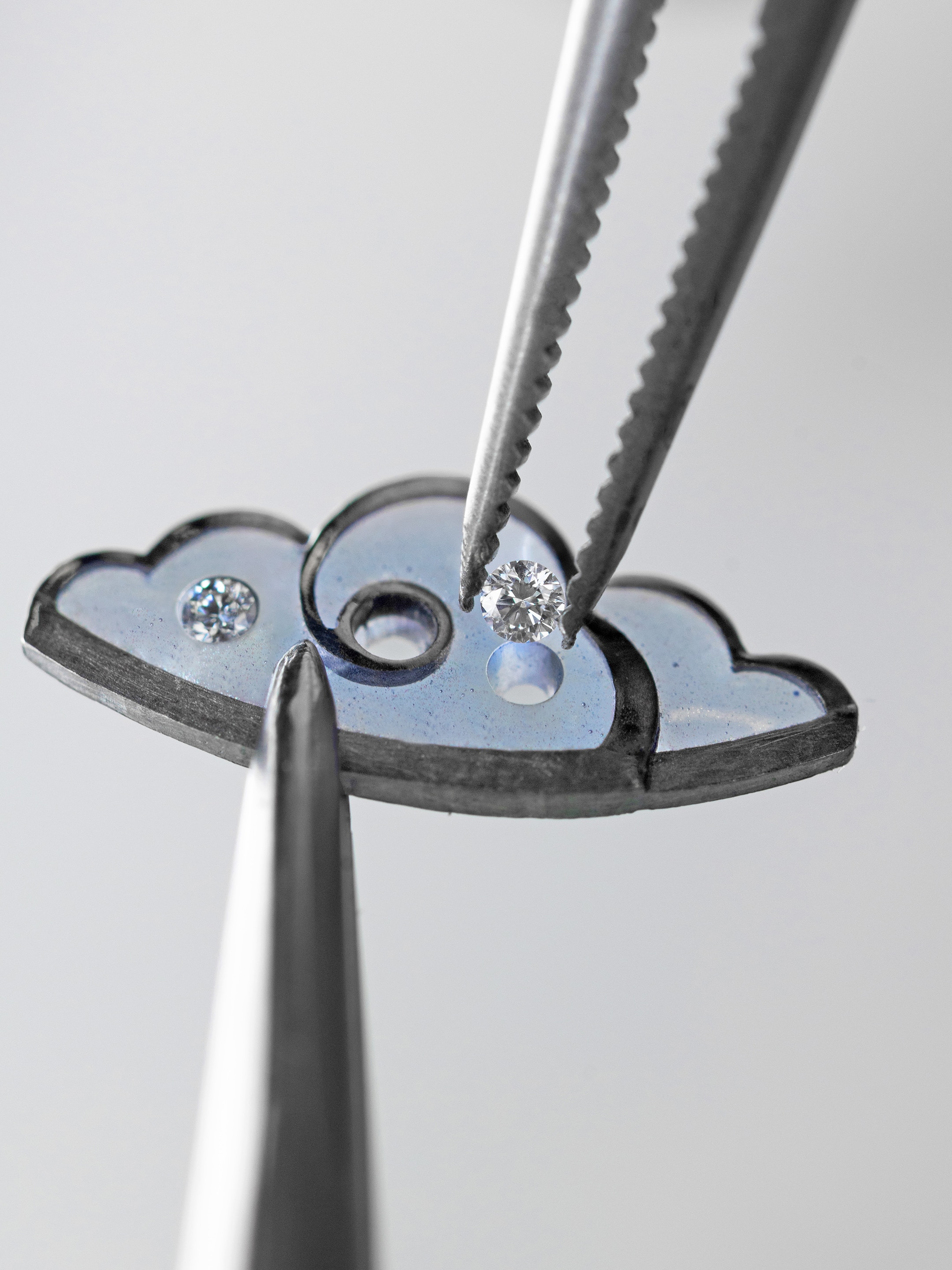 صياغة ترصيع في مينا على سحابة في ساعة لايدي رانكونتر سيليست، دار فان كليف أند آربلز.