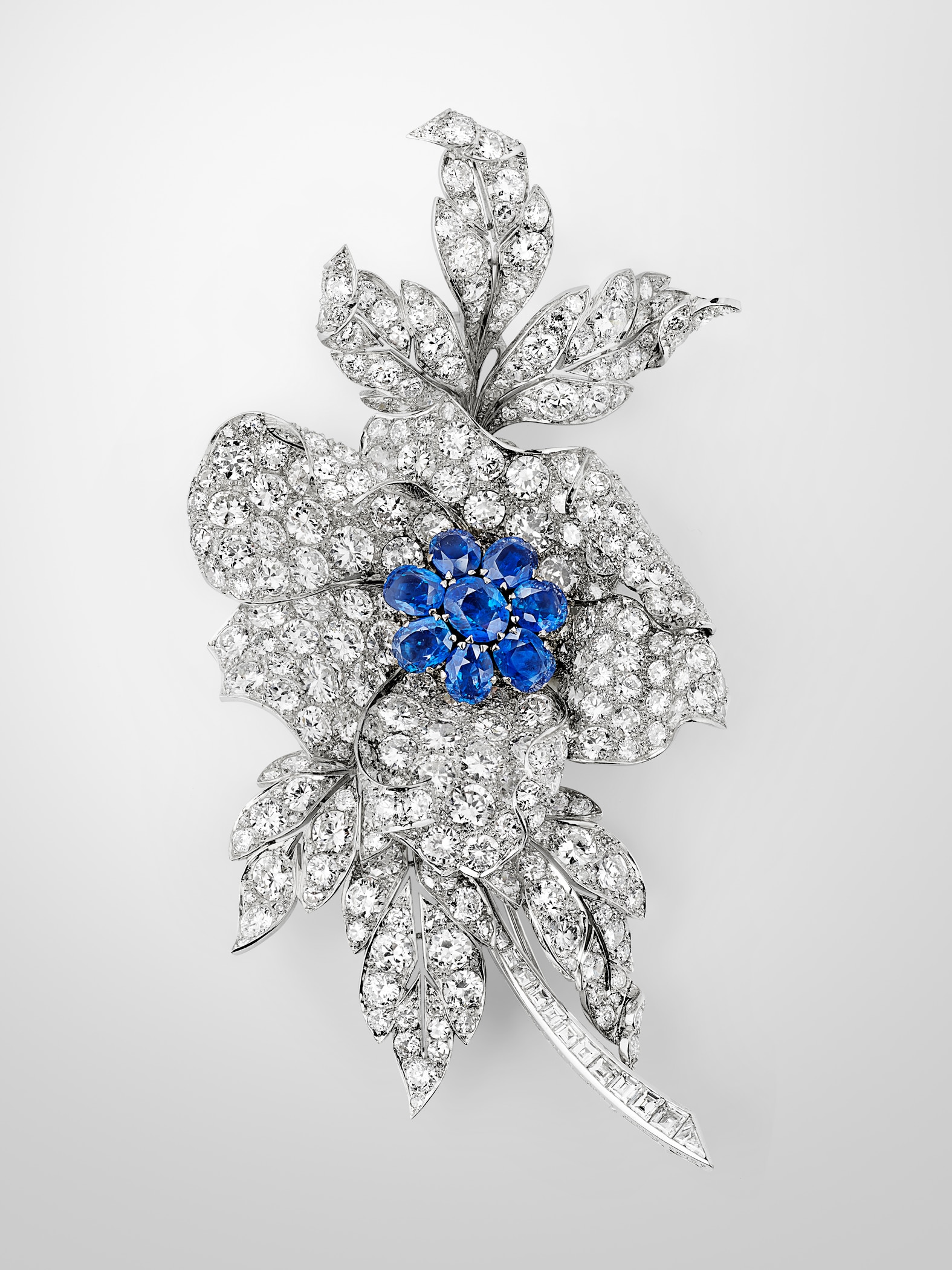 Flower brooch, 1938, platinum, white gold, sapphires, diamonds.Van Cleef & Arpels collection.