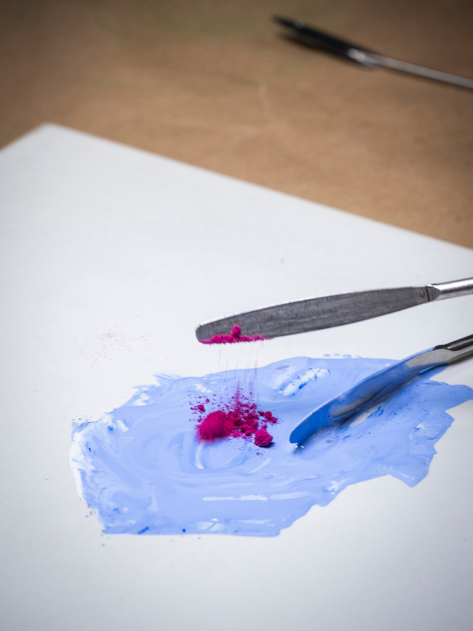 Applying the pigments for the lacquer, Van Cleef & Arpels.