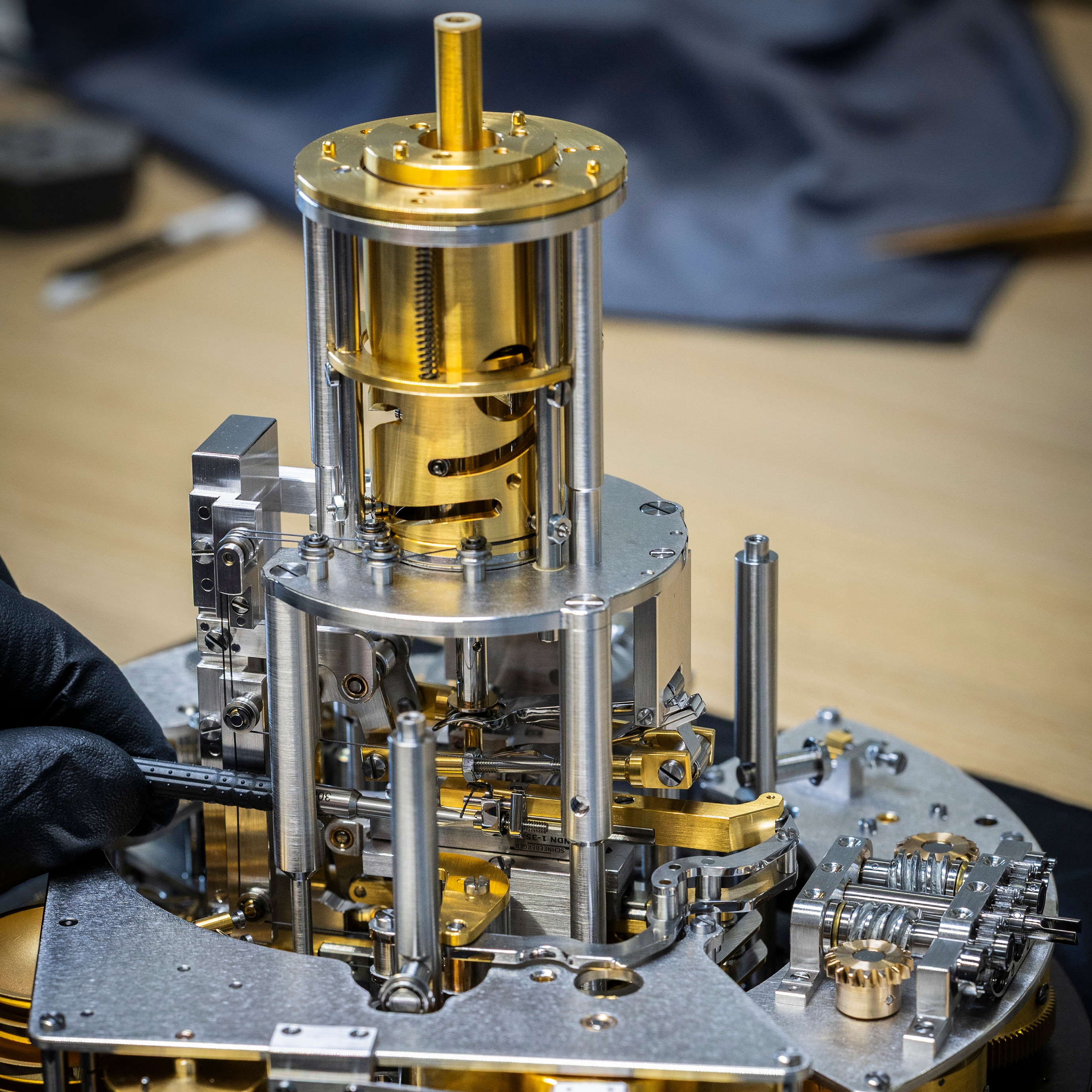 Adjusting the bouquet opening, Van Cleef & Arpels.