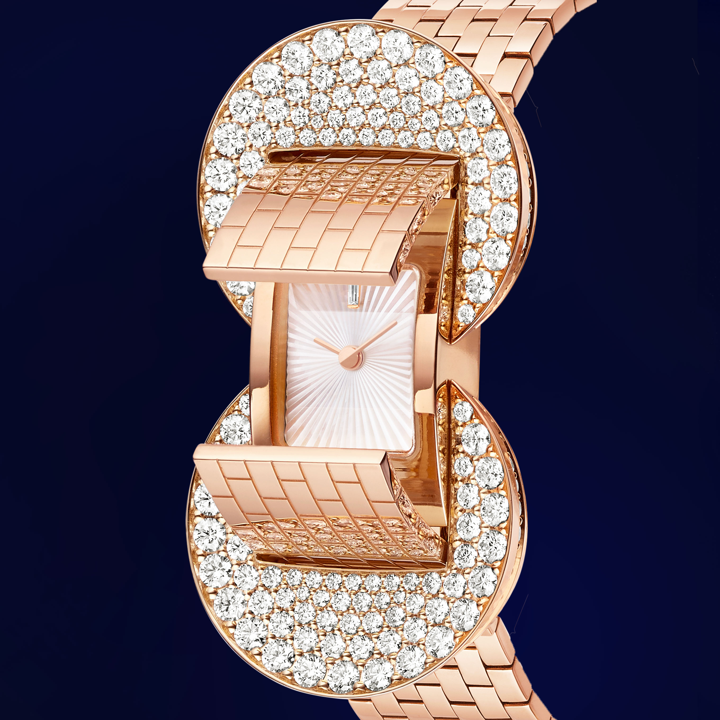 Montre Ludo Secret, or rose, diamants ronds, nacre blanche guillochée, boucle triple déployante, mouvement quartz suisse. Collection montres de Haute Joaillerie, Van Cleef & Arpels.