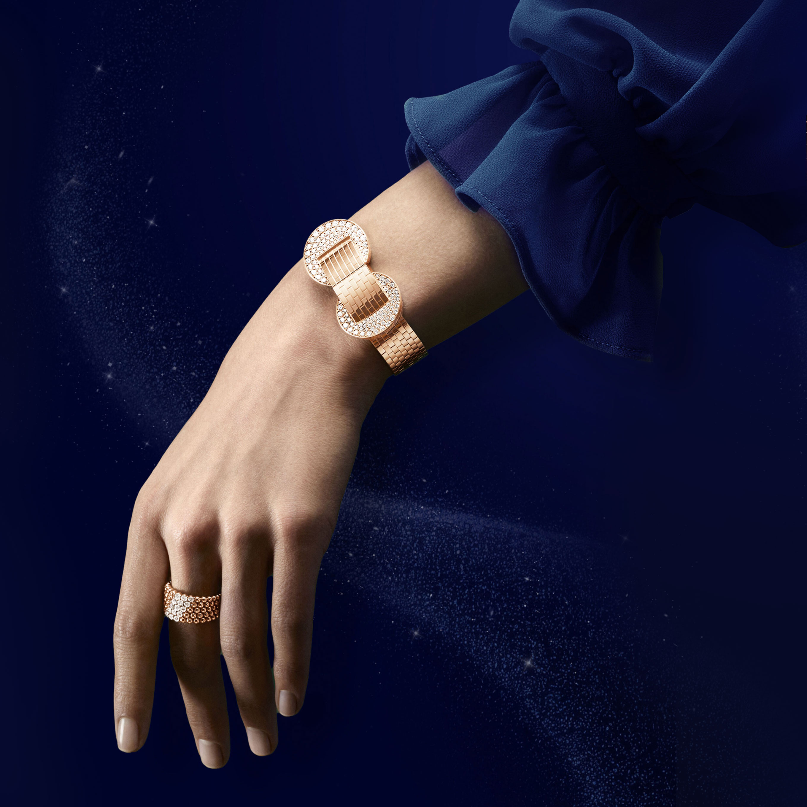 Montre Ludo Secret, or rose, diamants ronds, nacre blanche guillochée, boucle triple déployante, mouvement quartz suisse. Bague Perlée diamants, 5 rangs, or rose, diamants. Collections montres de Haute Joaillerie et Perlée, Van Cleef & Arpels.