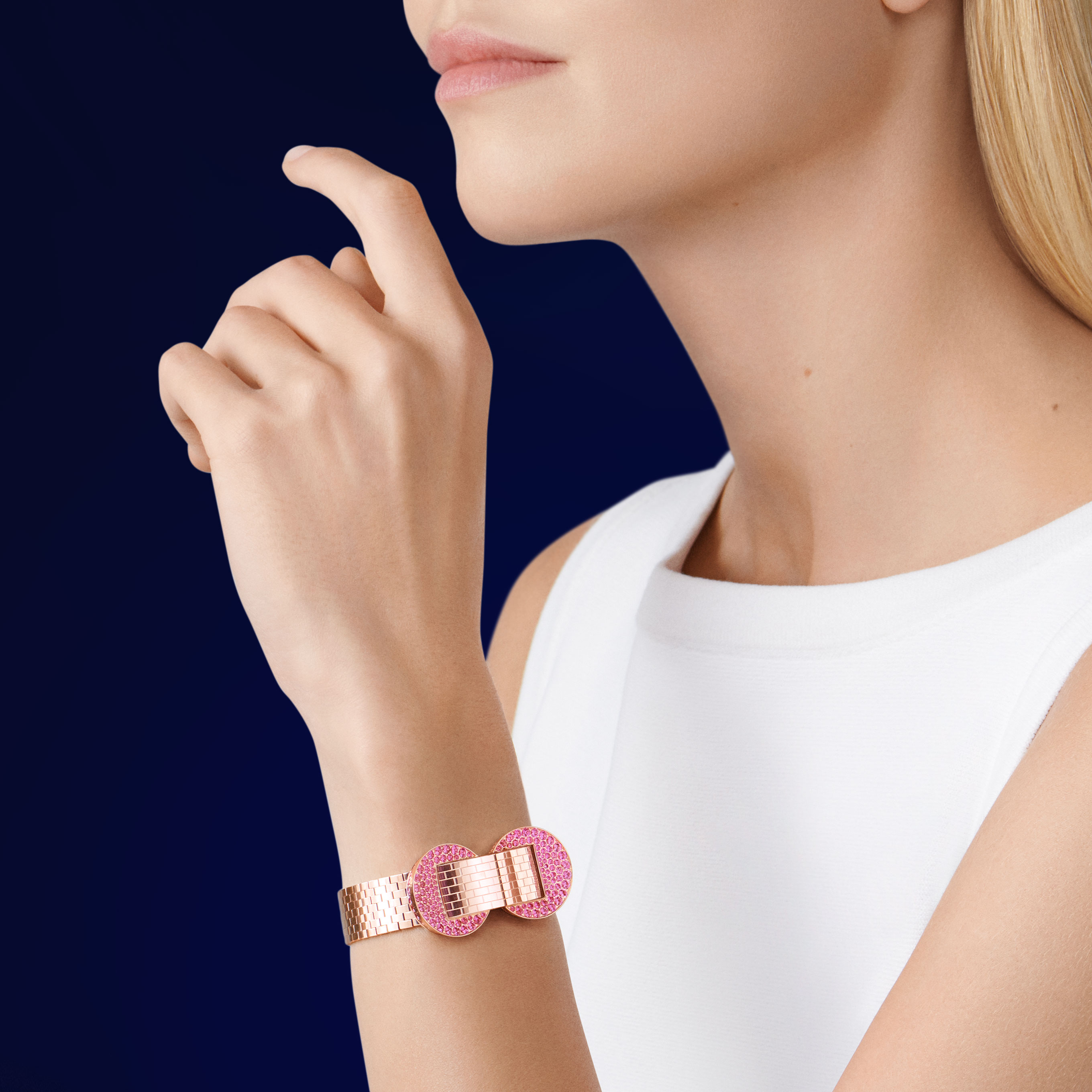 Montre Ludo Secret, or rose, saphirs roses ronds, nacre blanche guillochée, boucle triple déployante, mouvement quartz suisse. Collection montres de Haute Joaillerie, Van Cleef & Arpels.