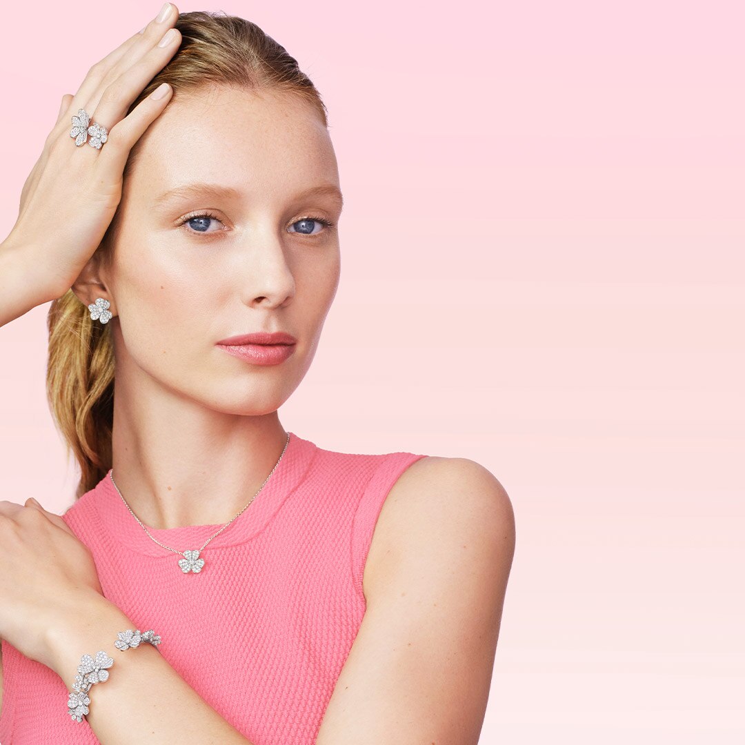 Frivole pendant, small model, 18K white gold, diamonds. Frivole bracelet, 7 flowers, 18K white gold, diamonds. Frivole Between the Finger™ ring, 18K white gold, diamonds. Frivole earrings, small model, 18K white gold, diamonds. Frivole® collection, Van Cleef & Arpels.