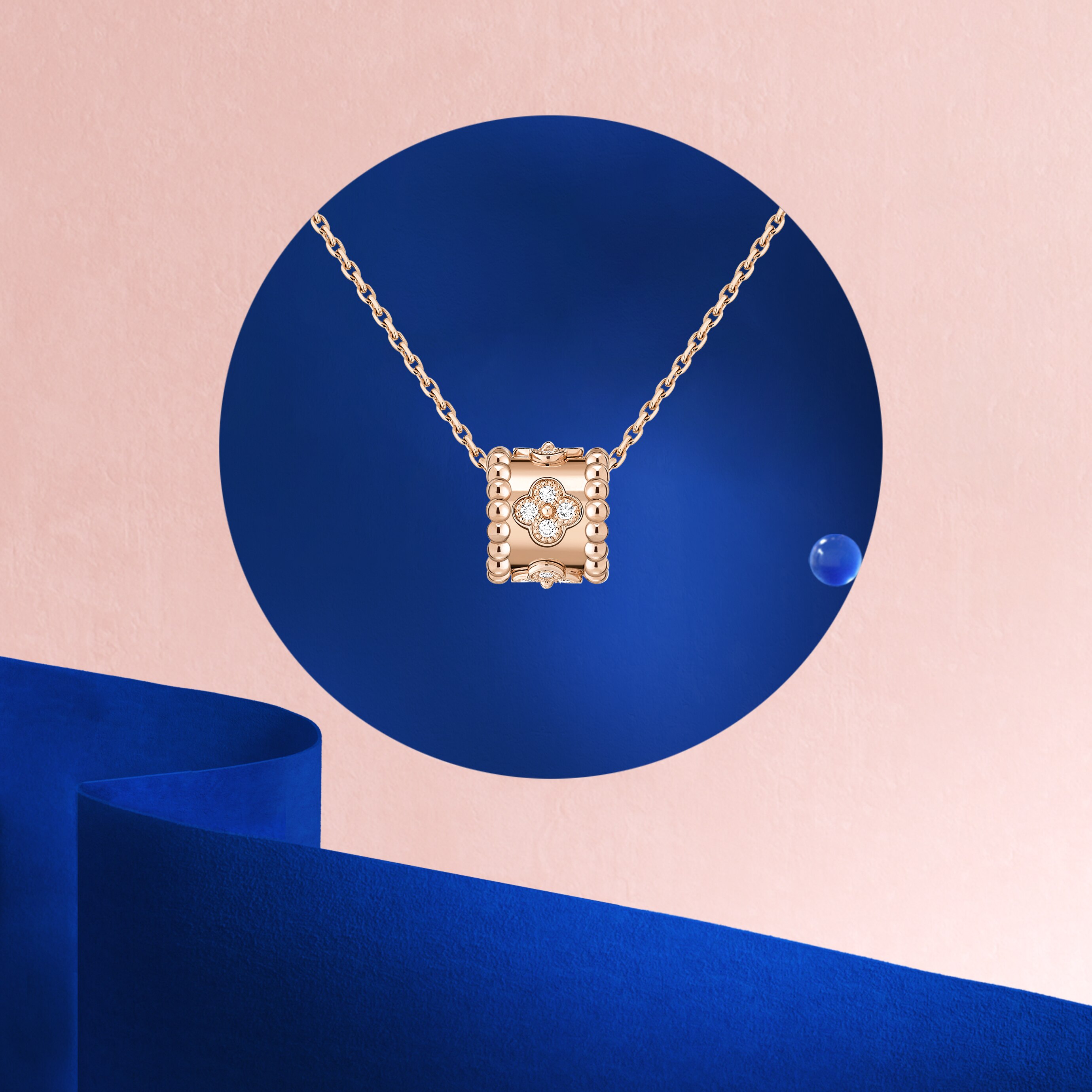 Perlée clovers 吊墜,18K玫瑰金,鑽石。Perlée 系列,Van Cleef & Arpels 梵克雅寶。