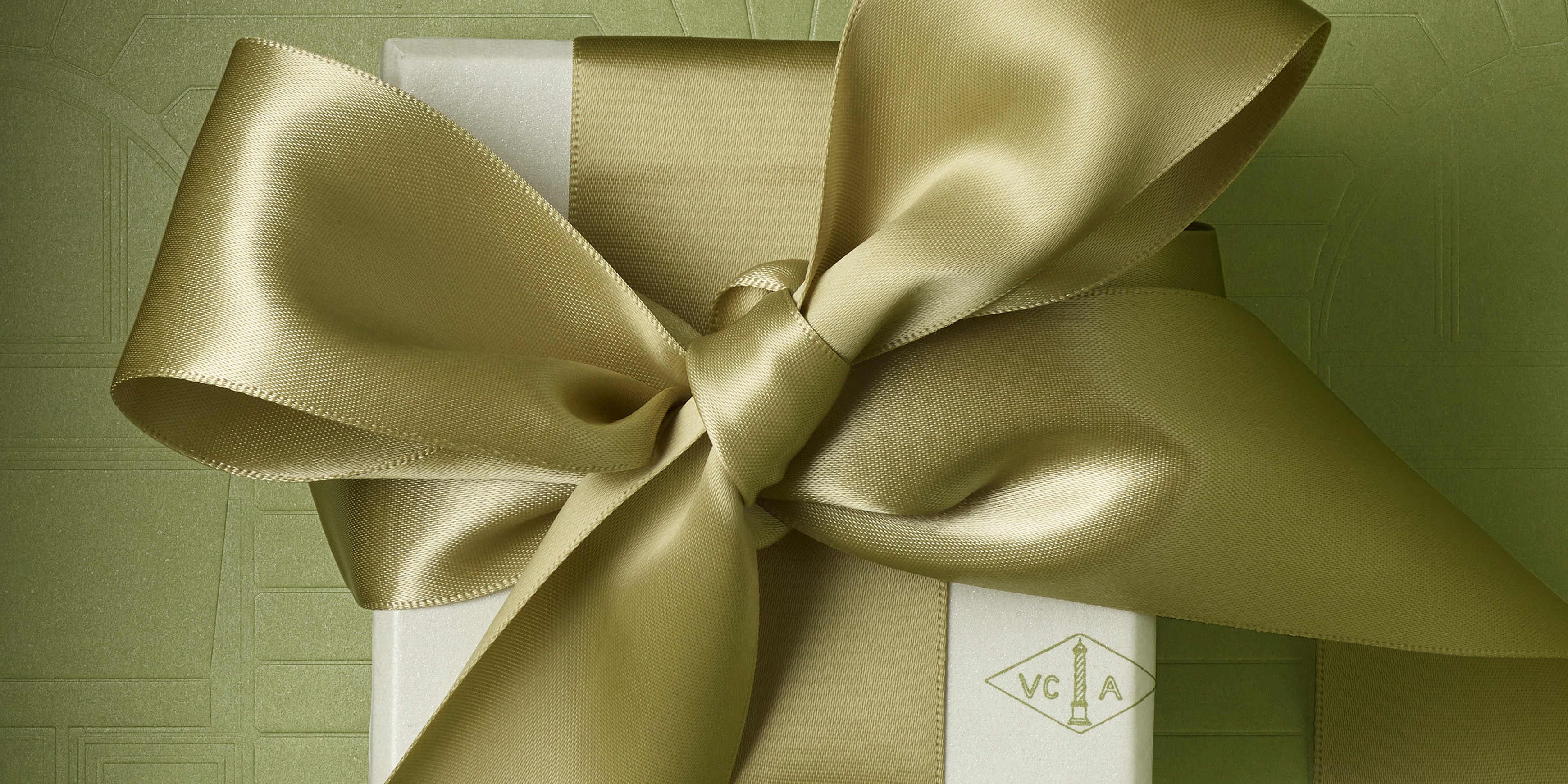 Van Cleef & Arpels e-commerce packaging