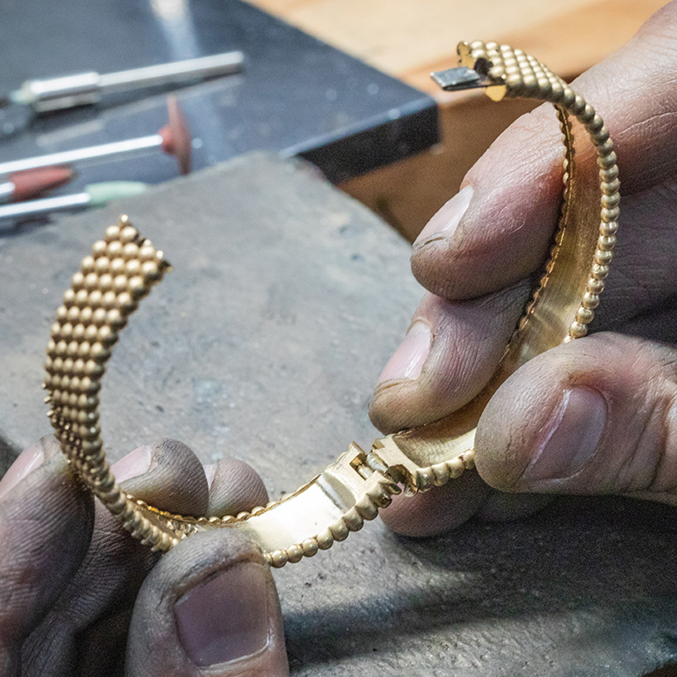 Assembling the gold structure, Van Cleef & Arpels.
