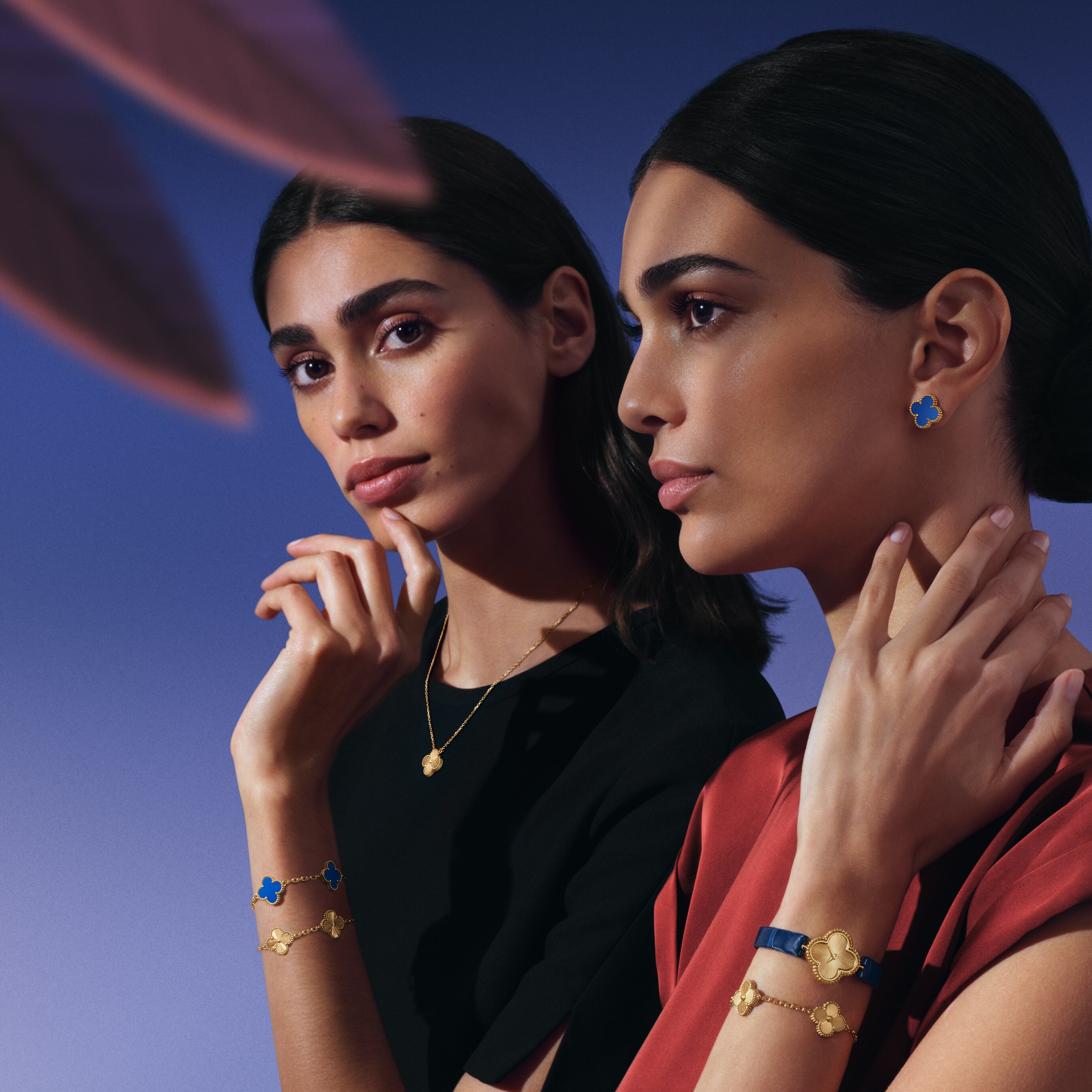 سوار وأقراط فينتاج ألامبرا، 5 حلي زخرفية، ذهب أصفر عيار 18 قيراط، عقيق أزرق. سوار وقلادة فينتاج ألامبرا، 5 حلي زخرفية، ذهب أصفر مزين بالغيوشيه عيار 18 قيراط. ساعة سويت ألامبرا، ذهب أصفر عيار 18 قيراط مزين بزخرفة غيوشيه، حركة كوارتز.  مجموعة ألامبرا، دار فان كليف أند آربلز.