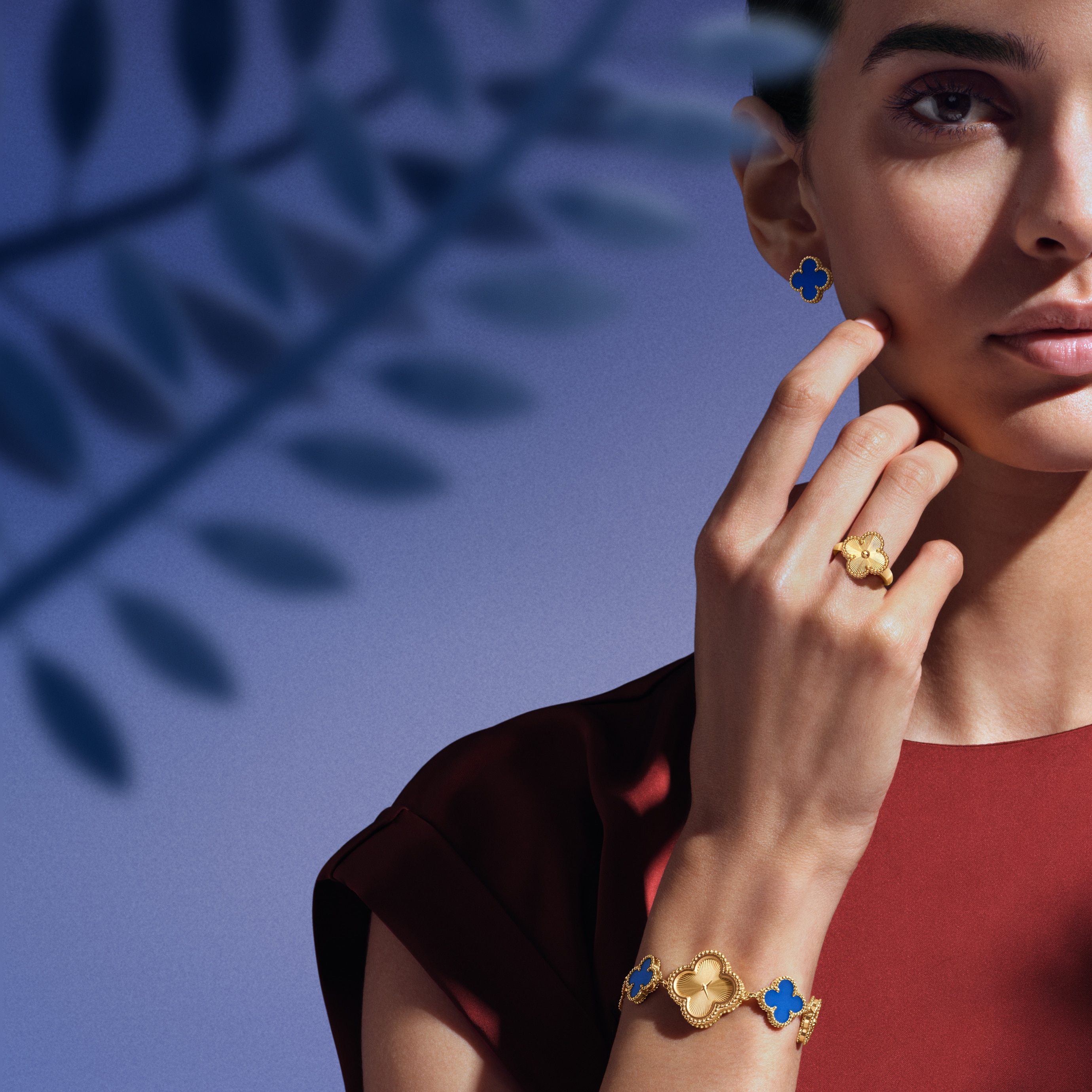 أقراط أذن فينتاج ألامبرا، ذهب أصفر عيار 18 قيراط، عقيق أزرق. خاتم فينتاج ألامبرا، ذهب أصفر عيار 18 قيراط بزخرفة غيوشيه. ساعة سويت ألامبرا، ذهب أصفر عيار 18 قيراط، عقيق أزرق، حركة الكوارتز السويسرية. مجموعة ألامبرا، دار فان كليف أند آربلز.