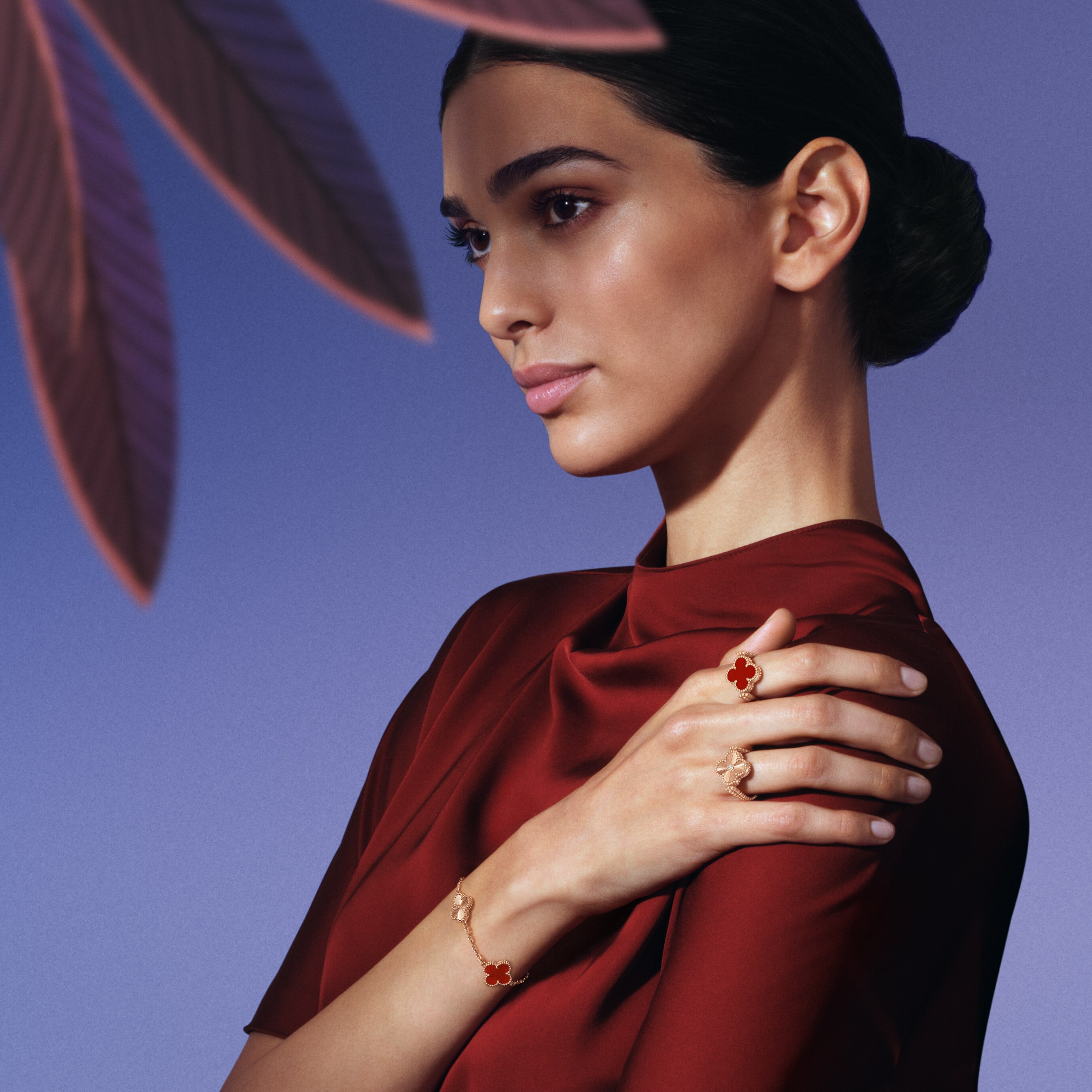 خاتم ألامبرا عتيق قابل للانعكاس، ذهب وردي عيار 18 قيراط، عقيق، ألماس. سوار ألامبرا عتيق، 5 نقوش، ذهب وردي عيار 18 قيراط، عقيق، عقيق. مجموعة ألامبرا، فان كليف أند آربلز